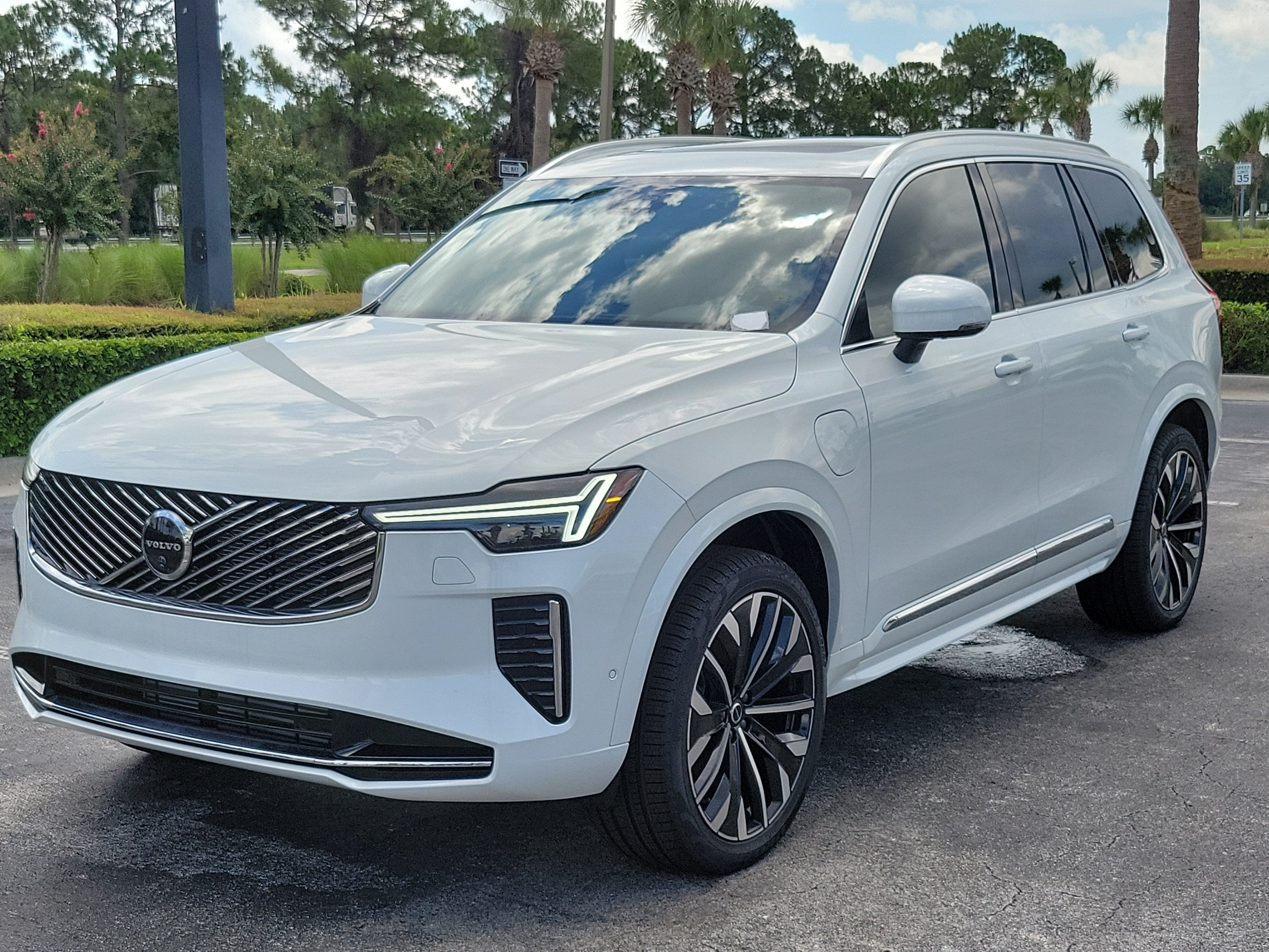 2026 Volvo XC90 Plug-In Hybrid Plus