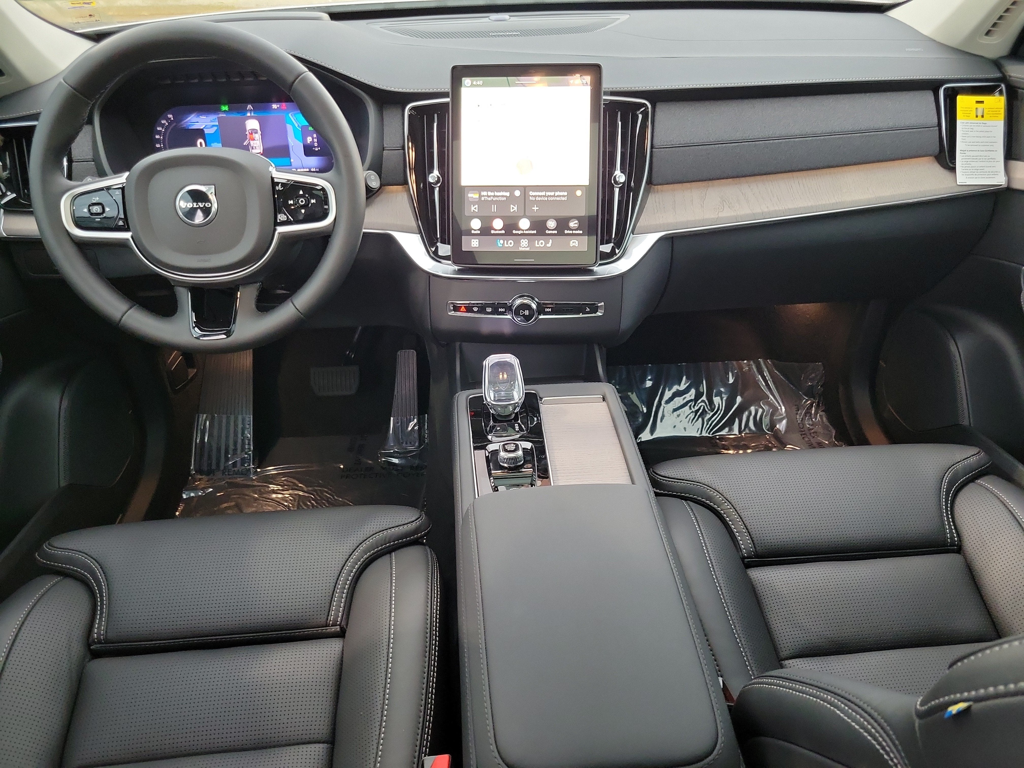 2026 Volvo XC90 Plug-In Hybrid Ultra Dark Theme