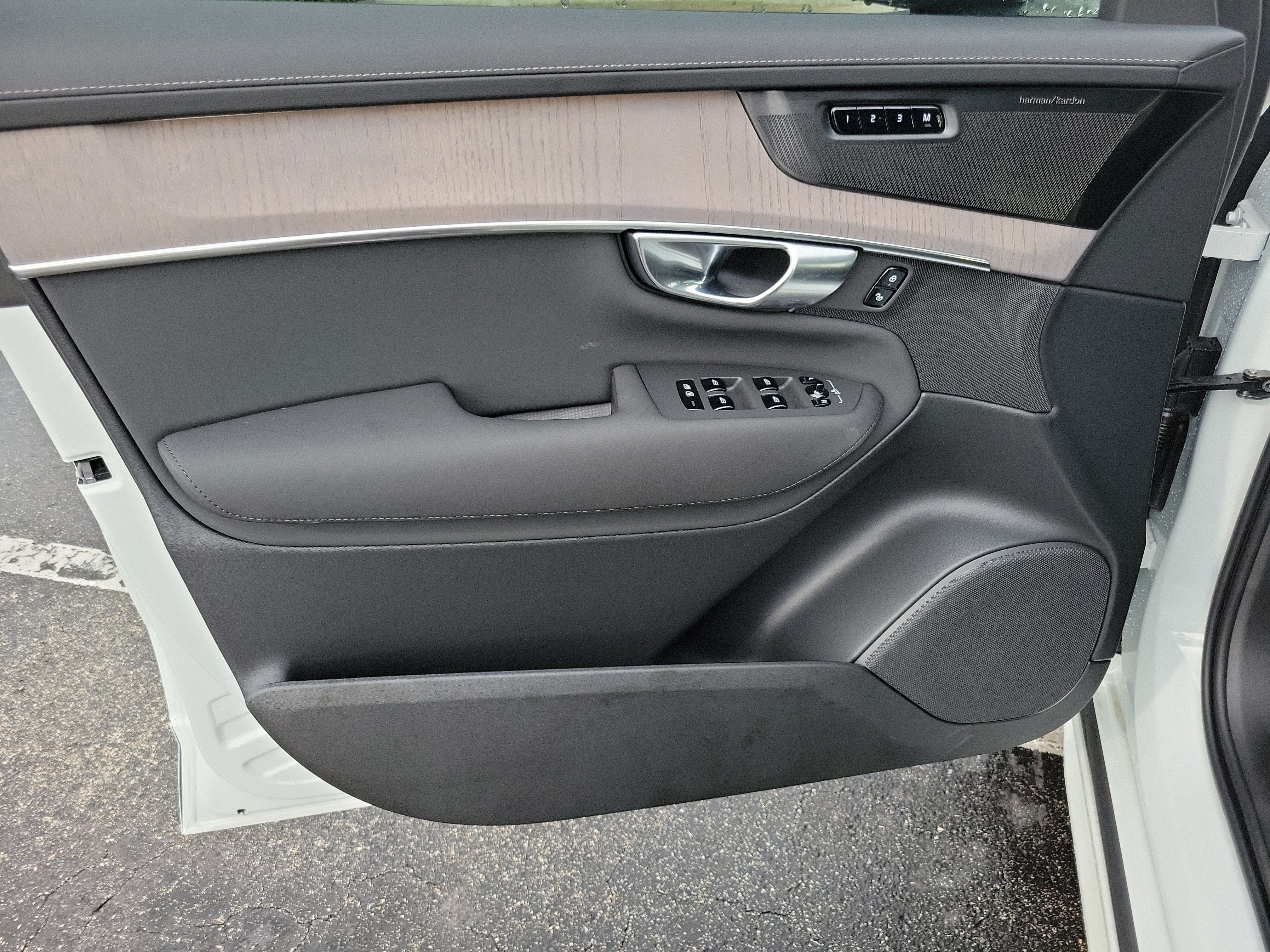 2026 Volvo XC90 Plug-In Hybrid Ultra Dark Theme