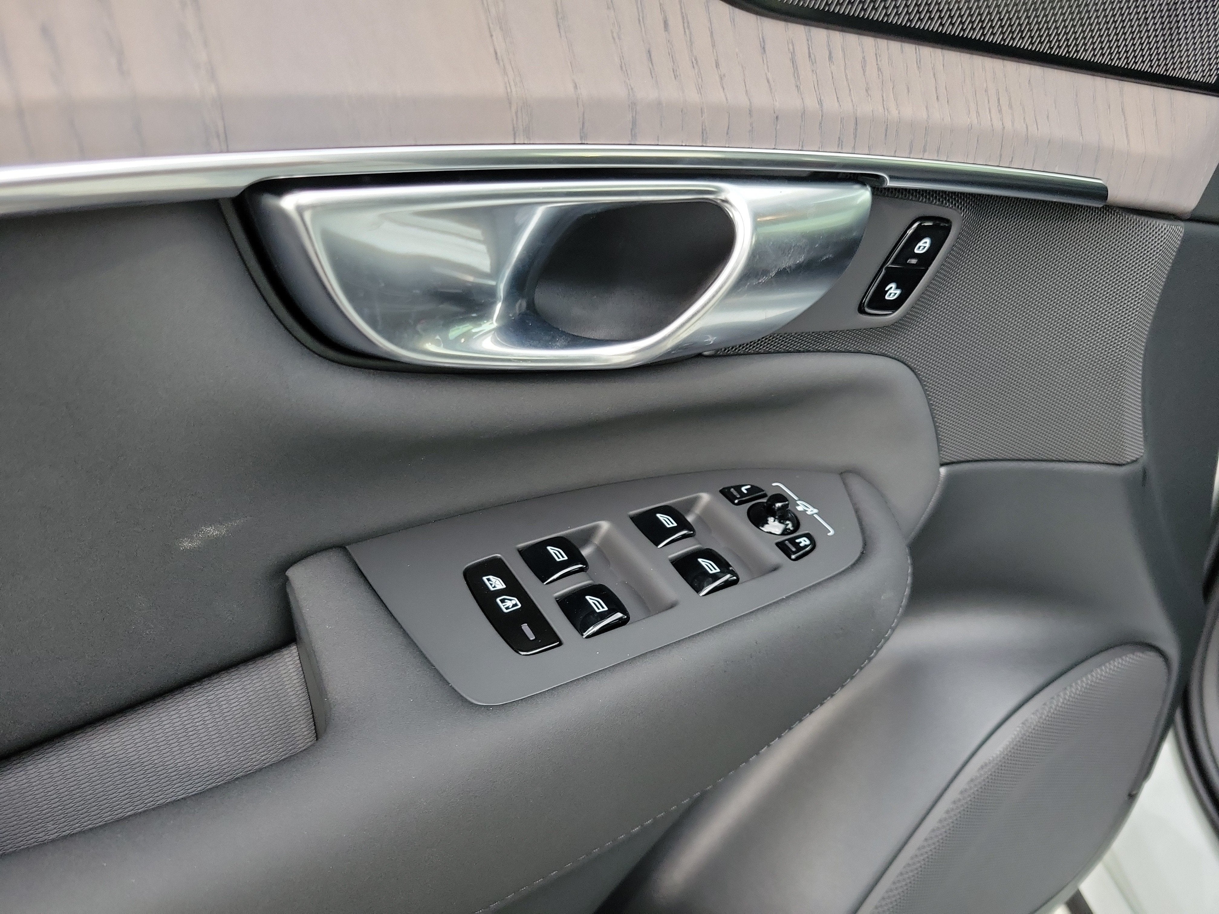 2026 Volvo XC90 Plug-In Hybrid Ultra Dark Theme