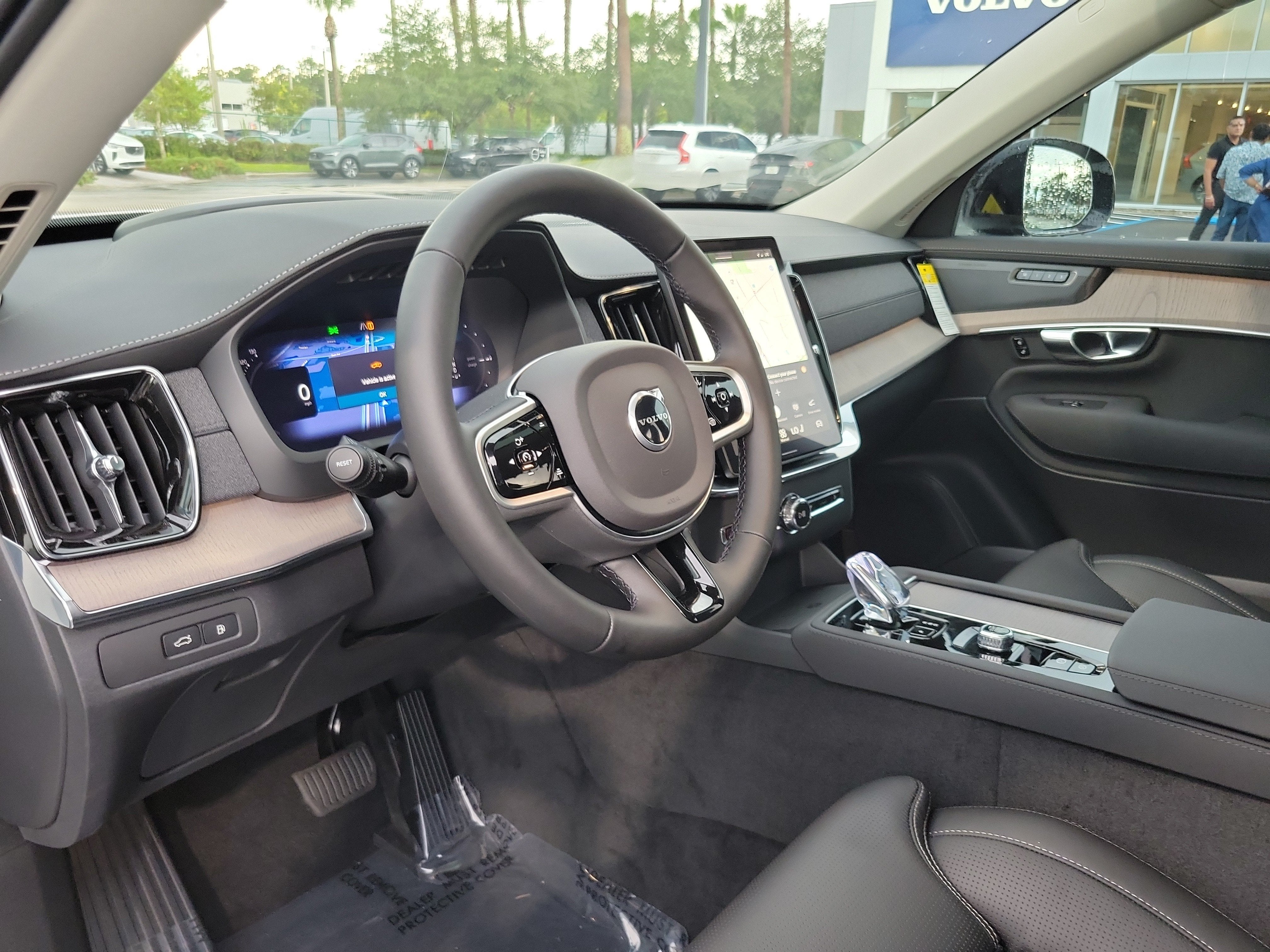 2026 Volvo XC90 Plug-In Hybrid Ultra Dark Theme