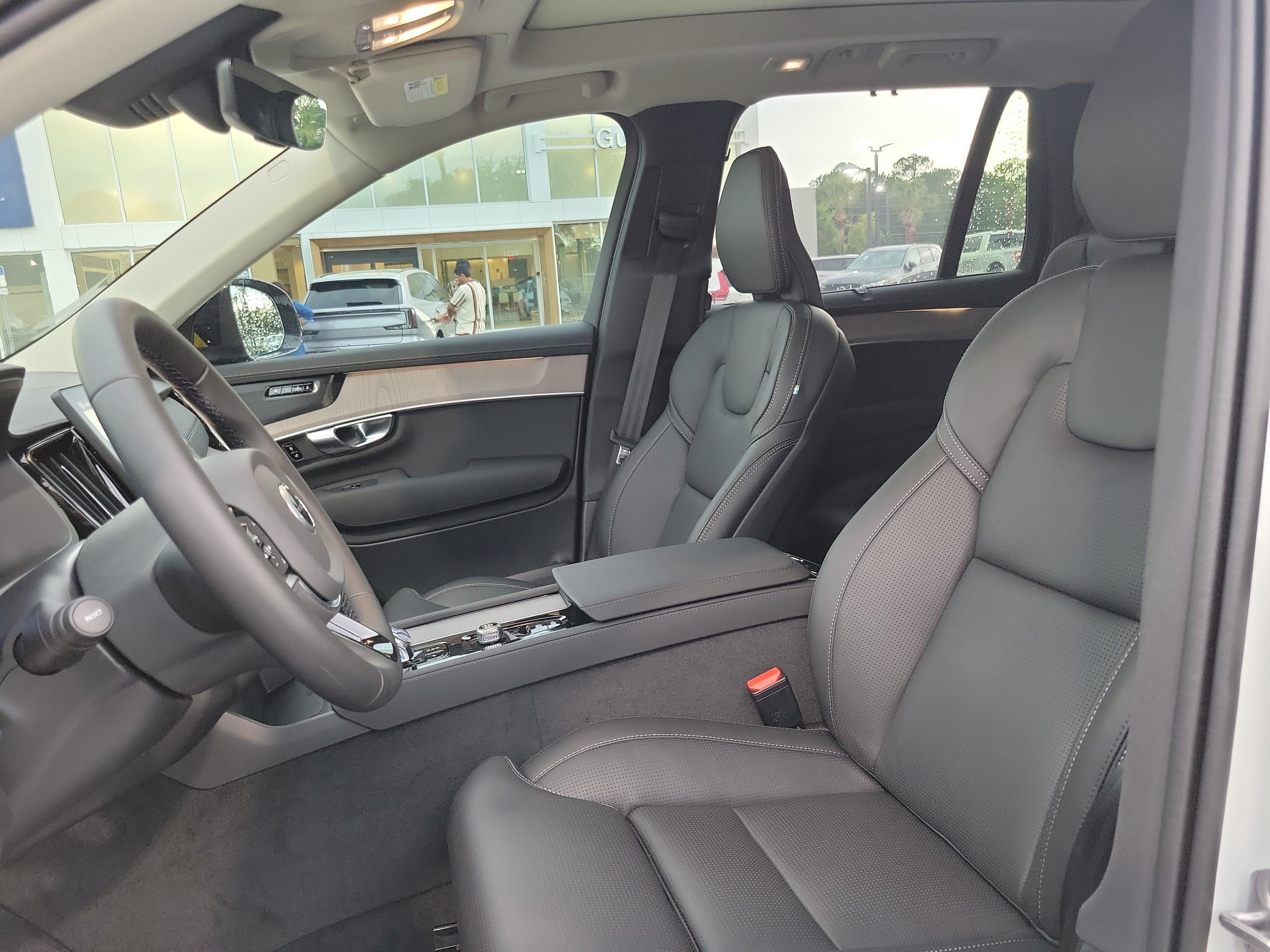 2026 Volvo XC90 Plug-In Hybrid Ultra Dark Theme