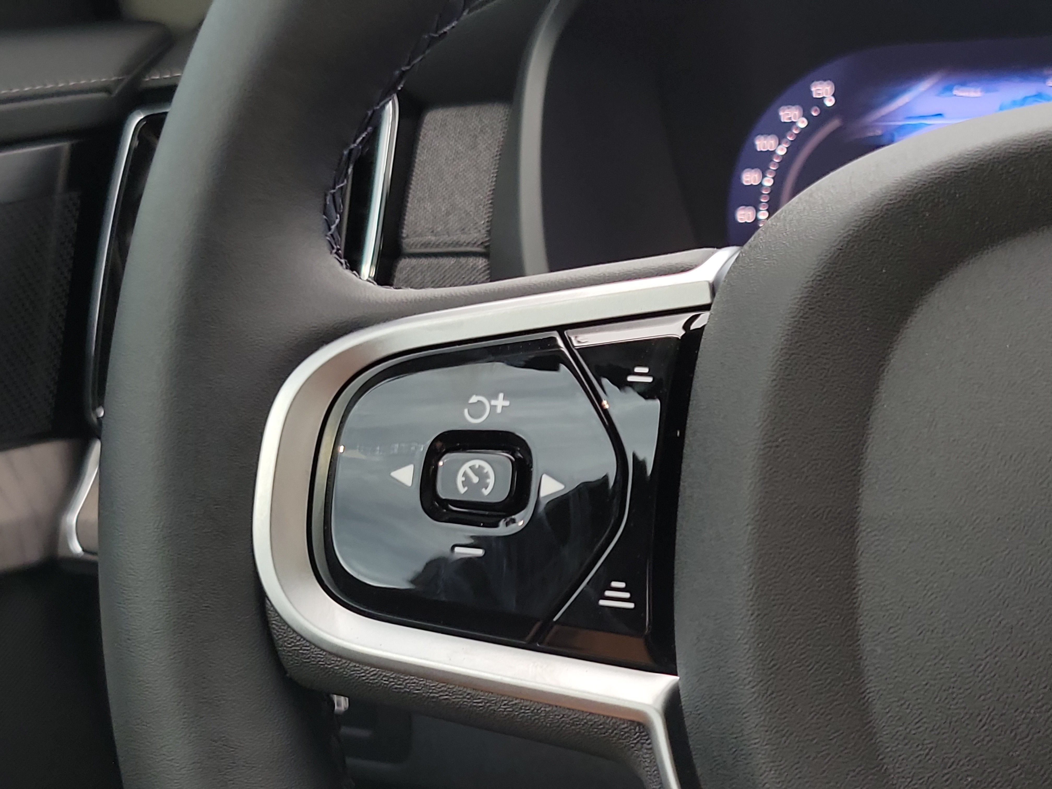 2026 Volvo XC90 Plug-In Hybrid Ultra Dark Theme