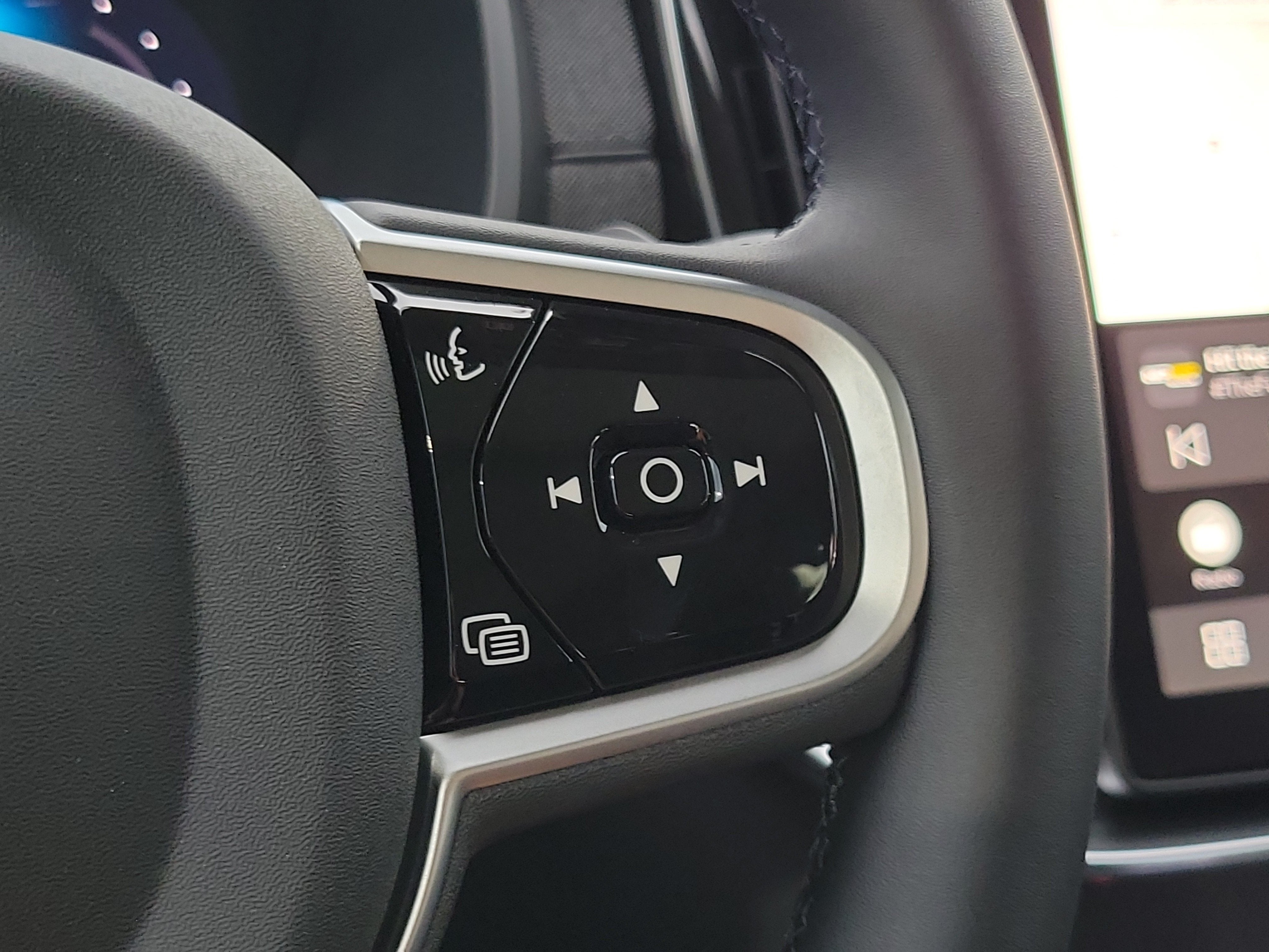 2026 Volvo XC90 Plug-In Hybrid Ultra Dark Theme