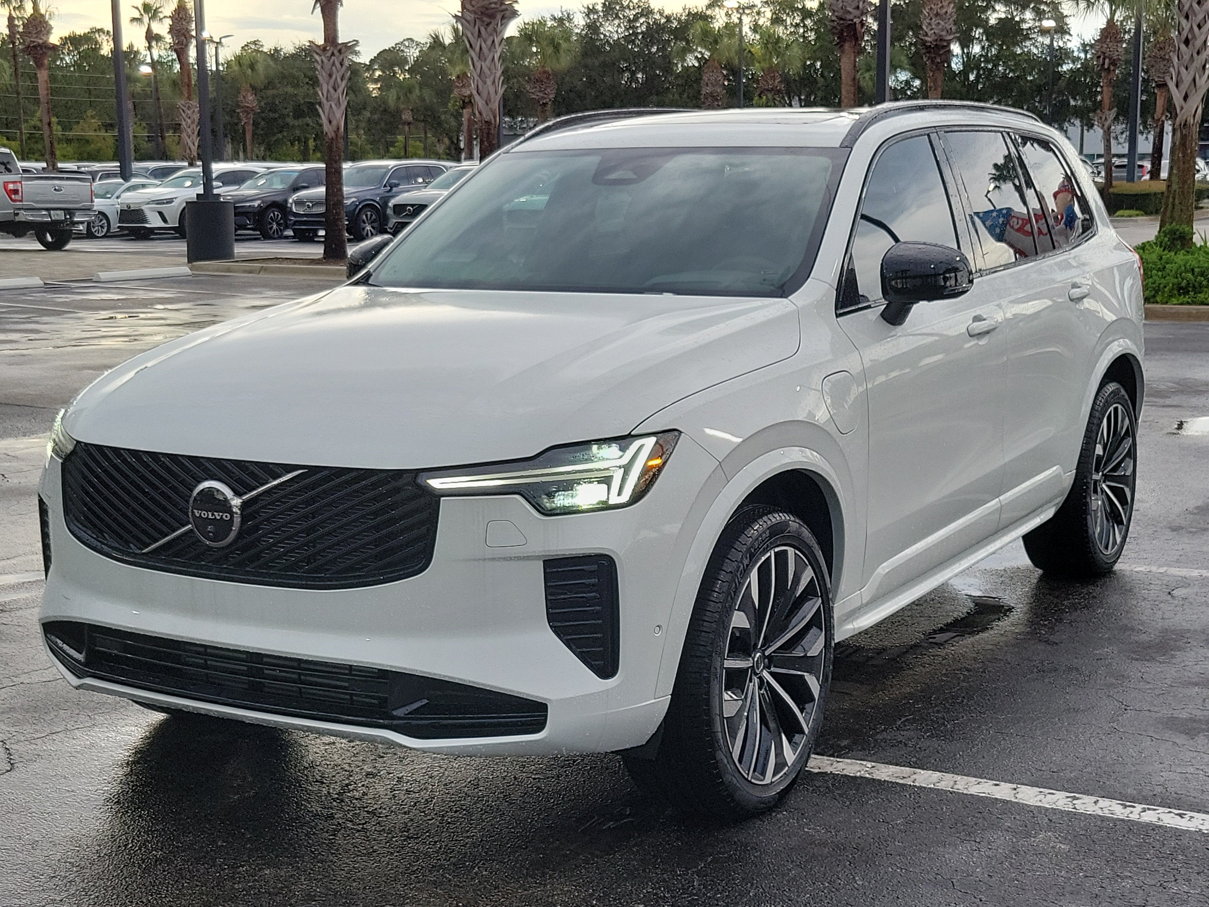 2026 Volvo XC90 Plug-In Hybrid Ultra Dark Theme