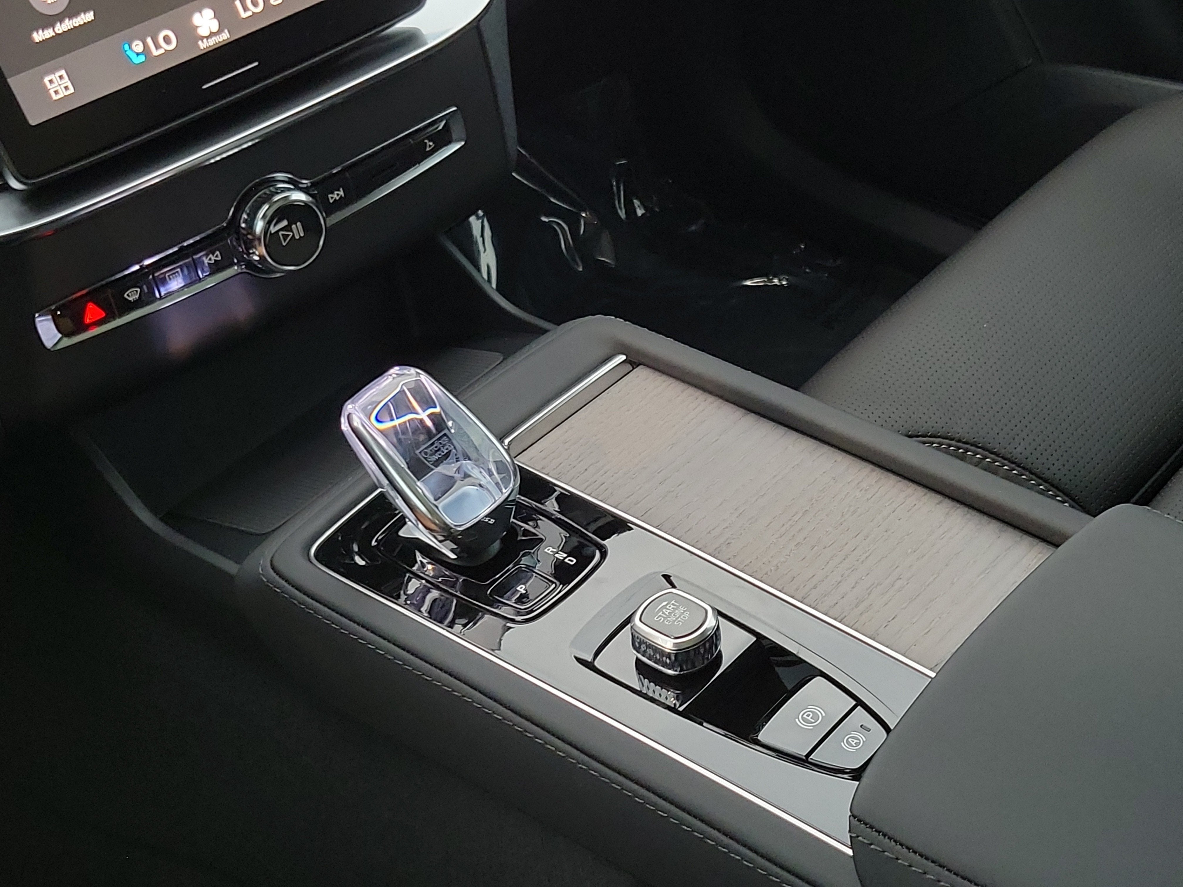 2026 Volvo XC90 Plug-In Hybrid Ultra Dark Theme
