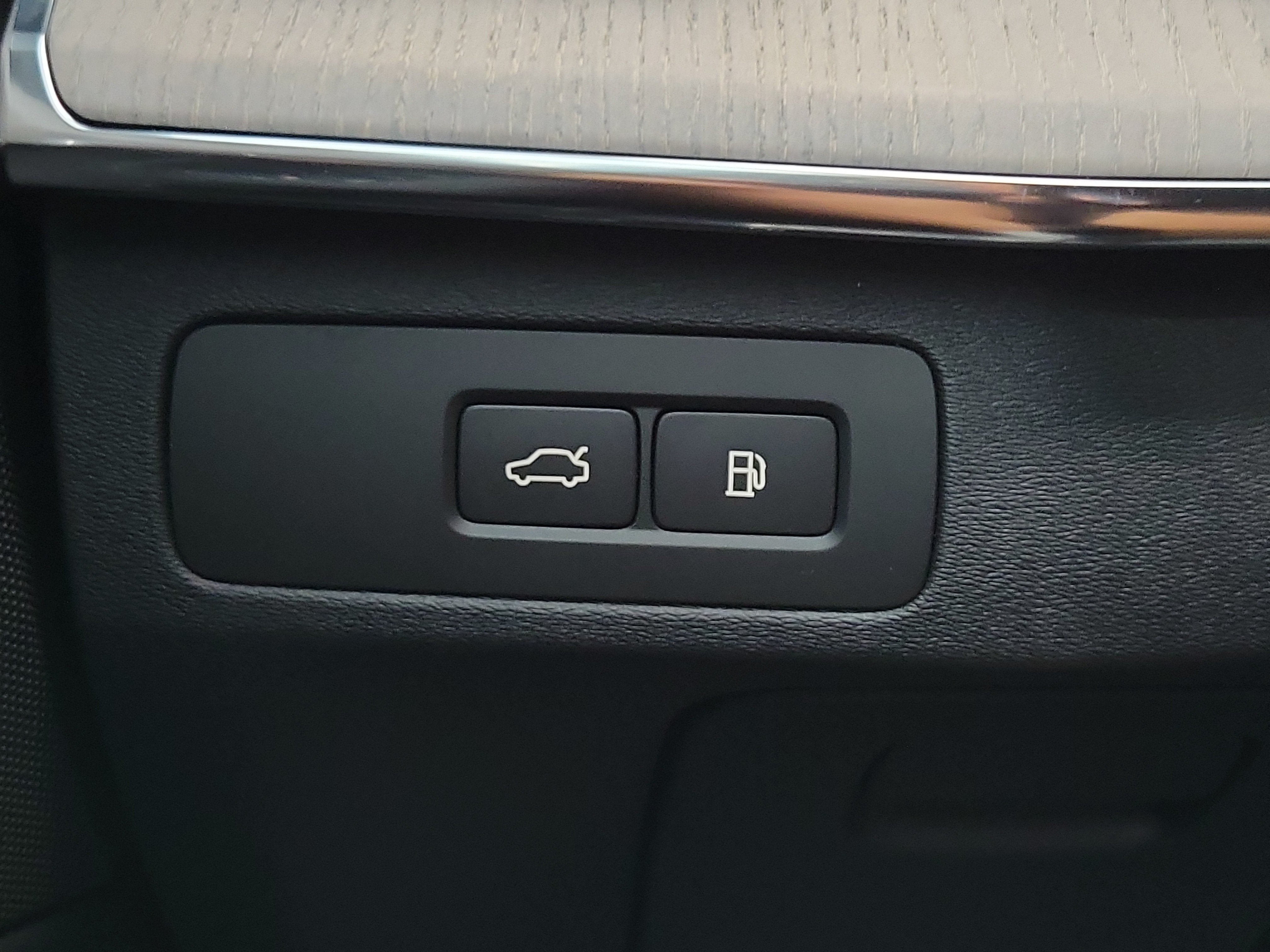 2026 Volvo XC90 Plug-In Hybrid Ultra Dark Theme