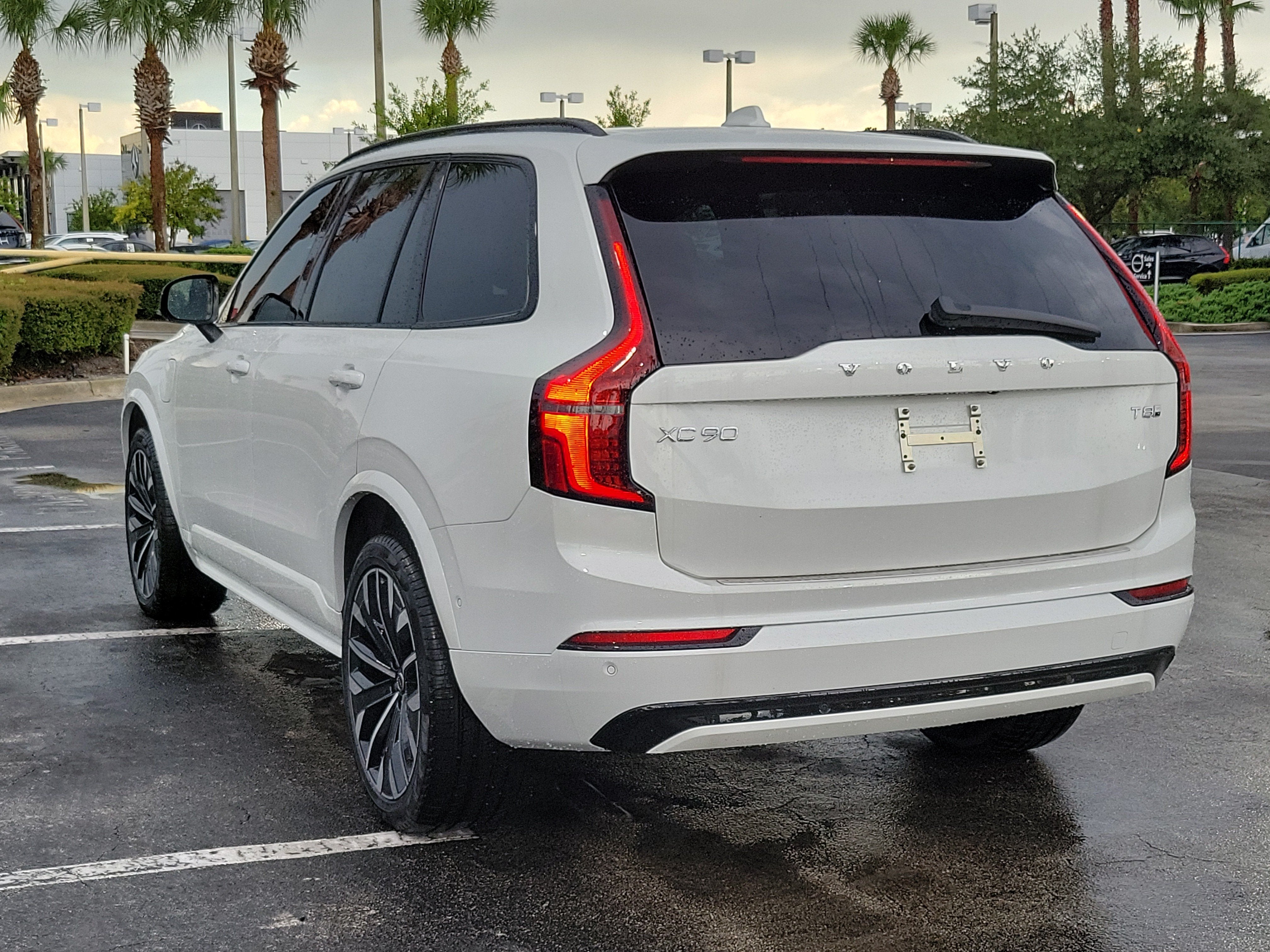 2026 Volvo XC90 Plug-In Hybrid Ultra Dark Theme