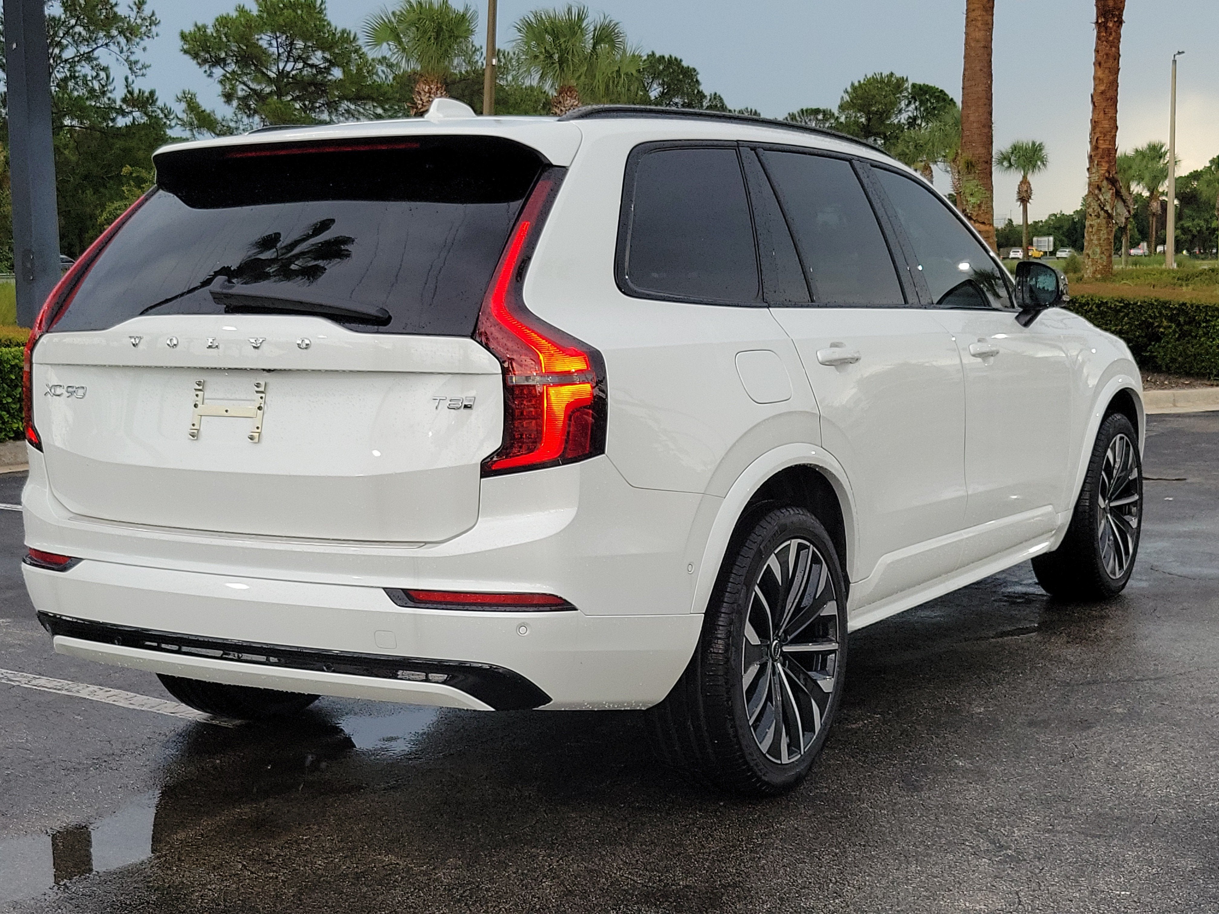 2026 Volvo XC90 Plug-In Hybrid Ultra Dark Theme