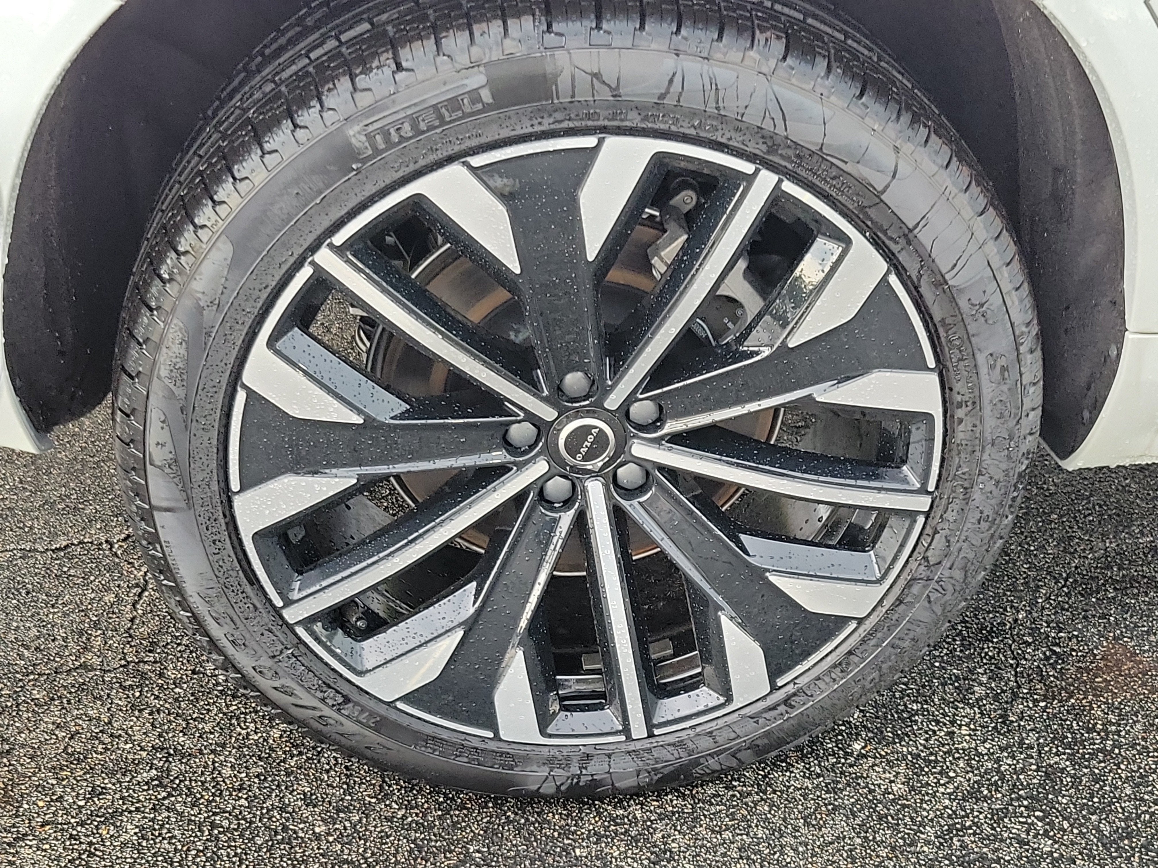 2026 Volvo XC90 Plug-In Hybrid Ultra Dark Theme