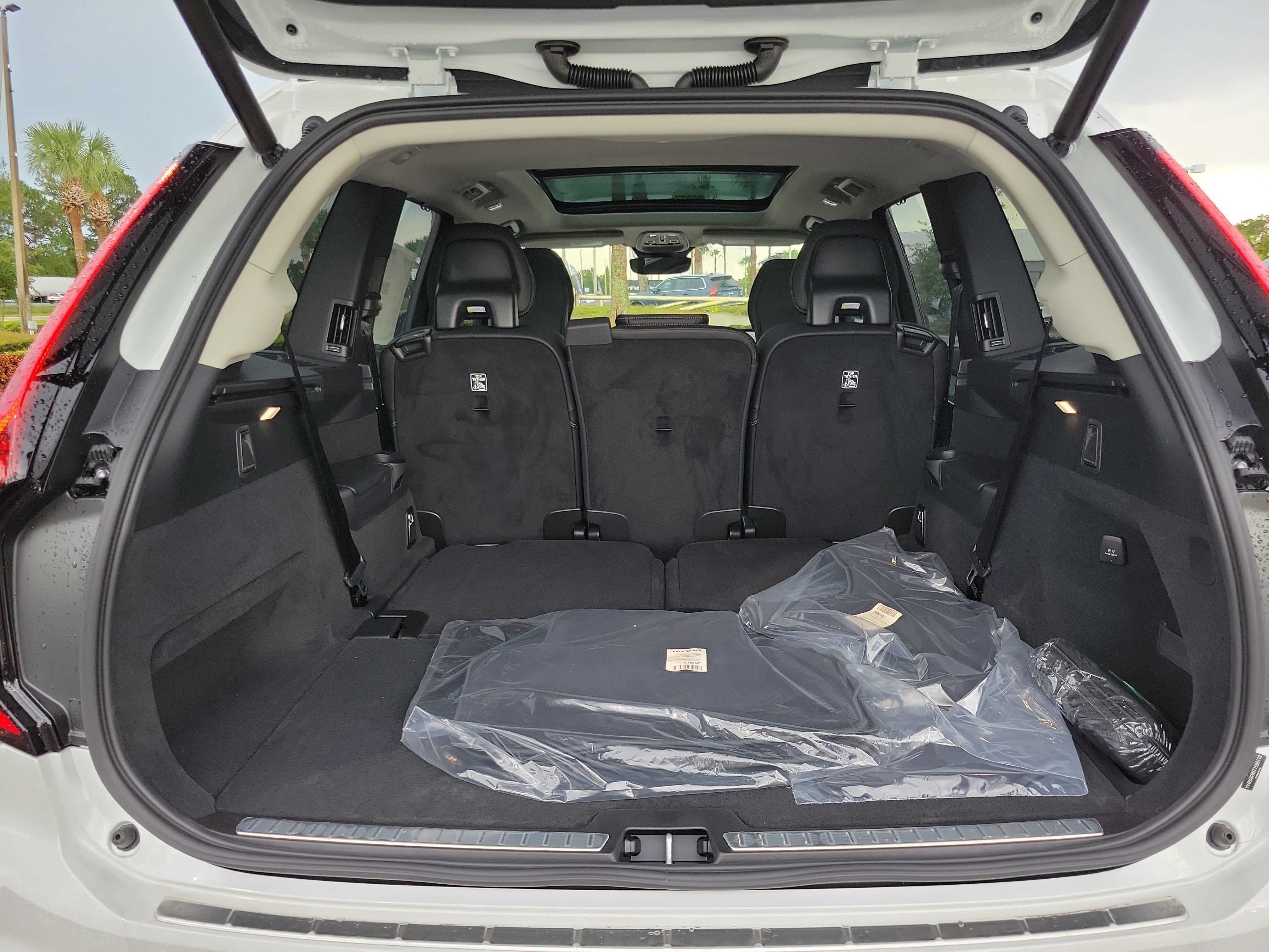 2026 Volvo XC90 Plug-In Hybrid Ultra Dark Theme