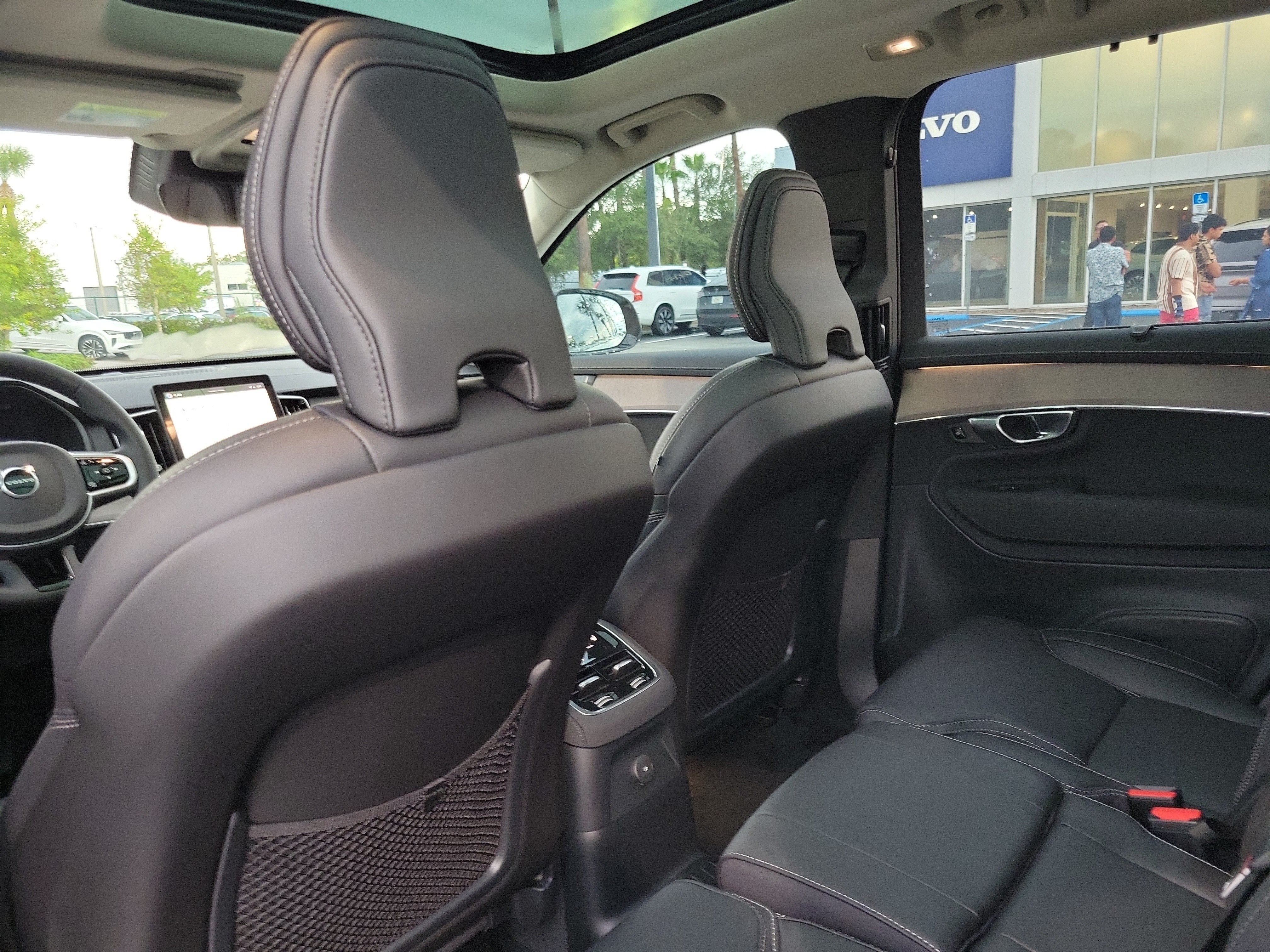 2026 Volvo XC90 Plug-In Hybrid Ultra Dark Theme
