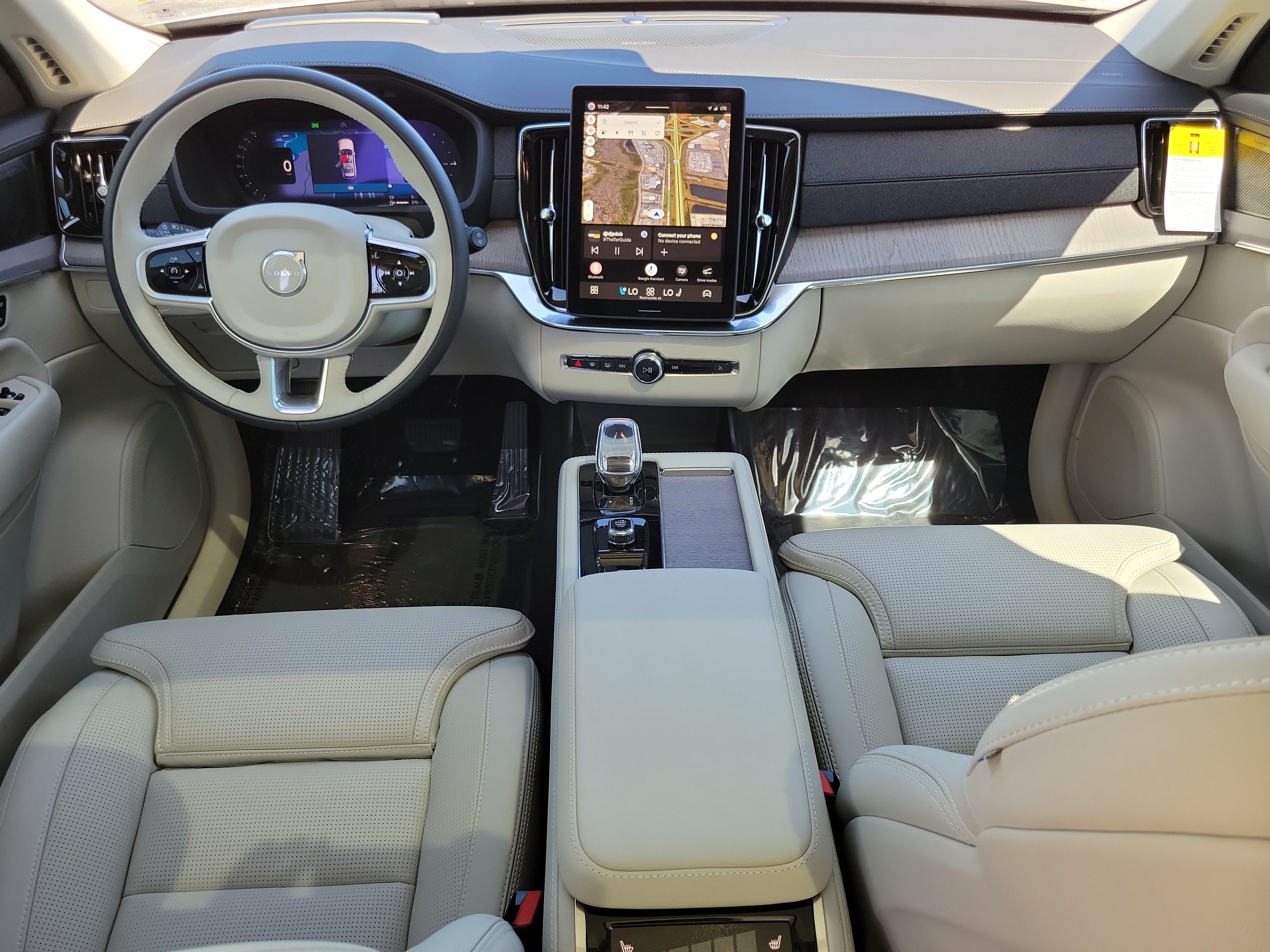 2026 Volvo XC90 Plug-In Hybrid Ultra Dark Theme
