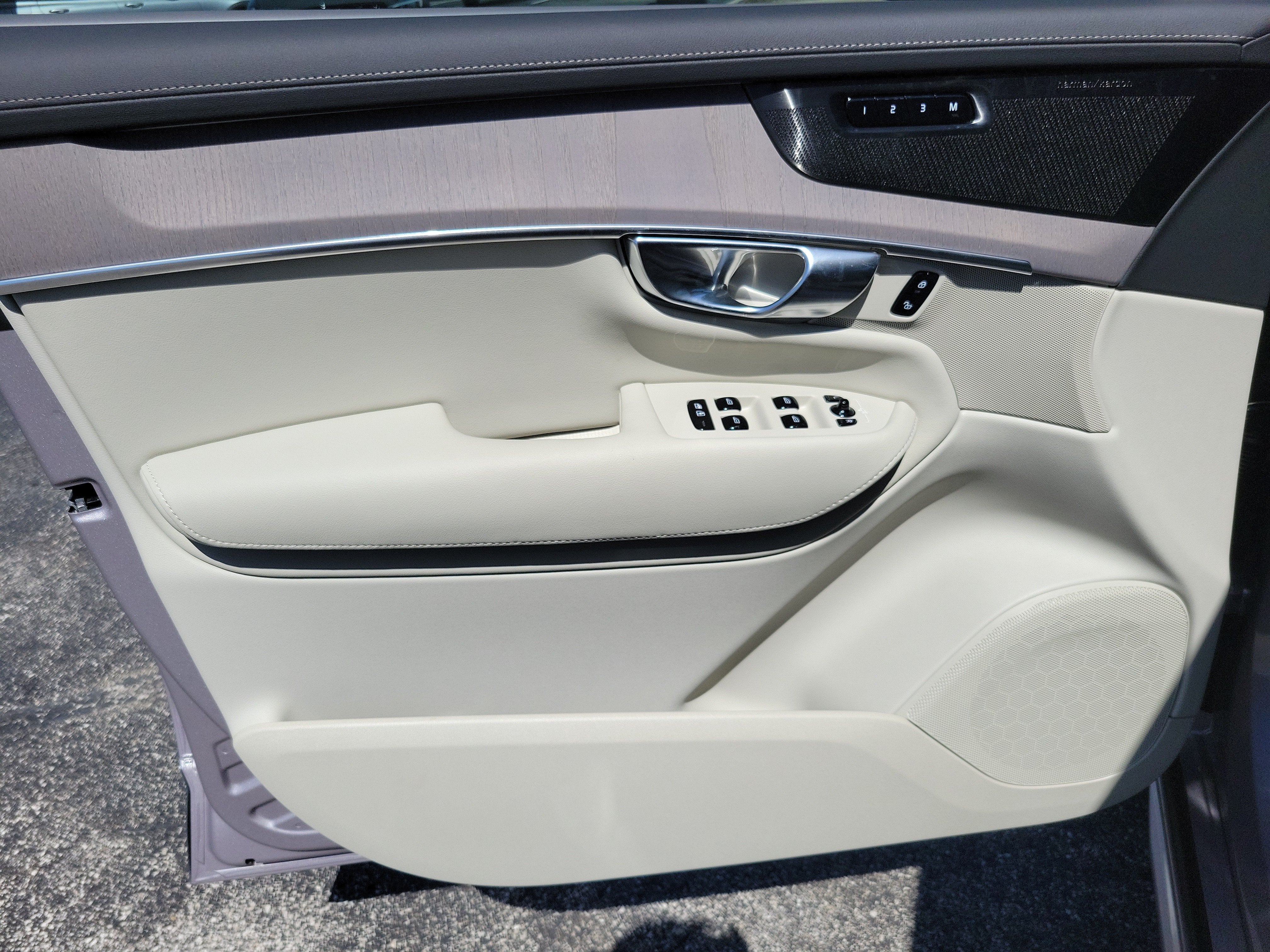 2026 Volvo XC90 Plug-In Hybrid Ultra Dark Theme