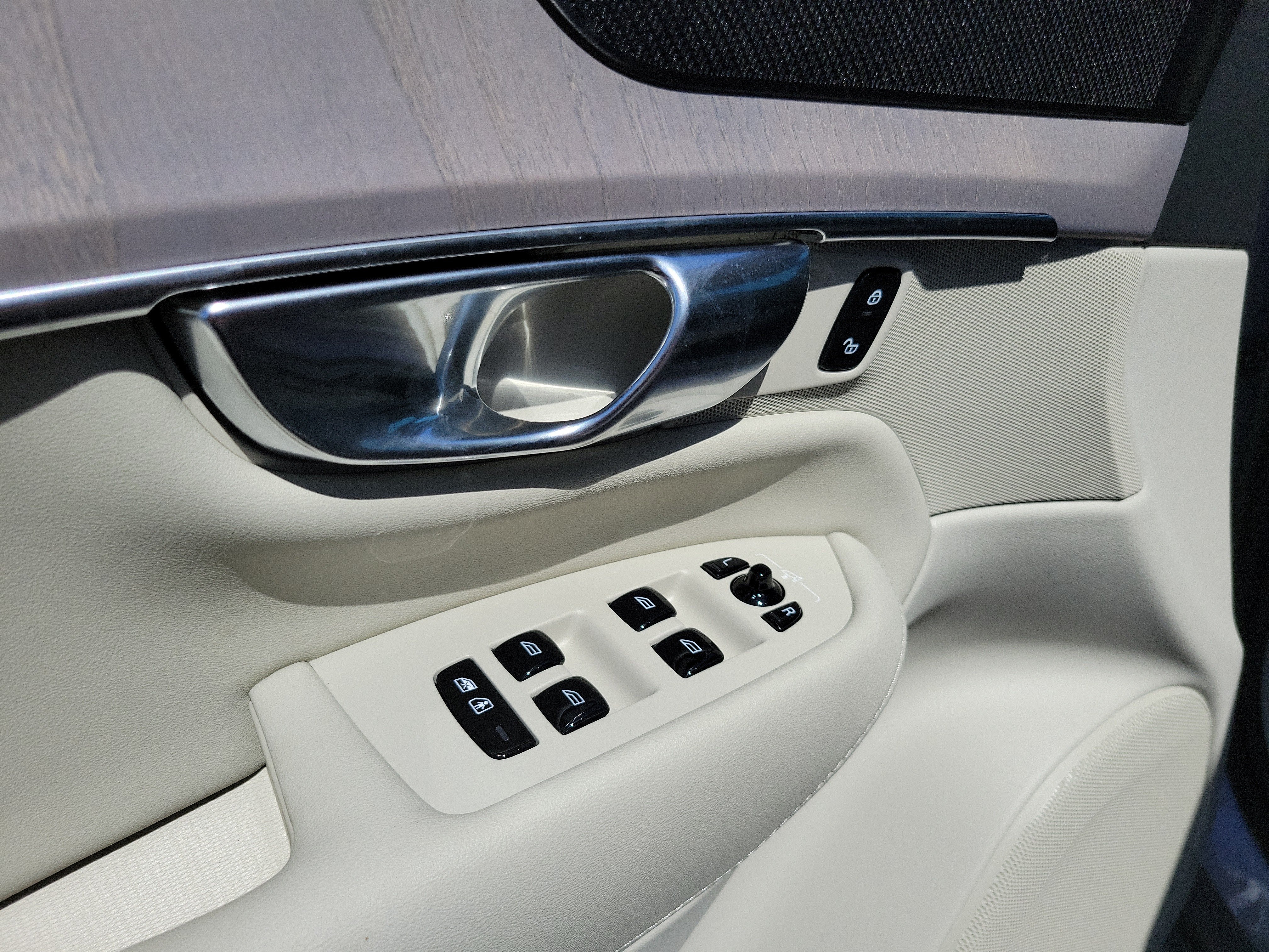 2026 Volvo XC90 Plug-In Hybrid Ultra Dark Theme