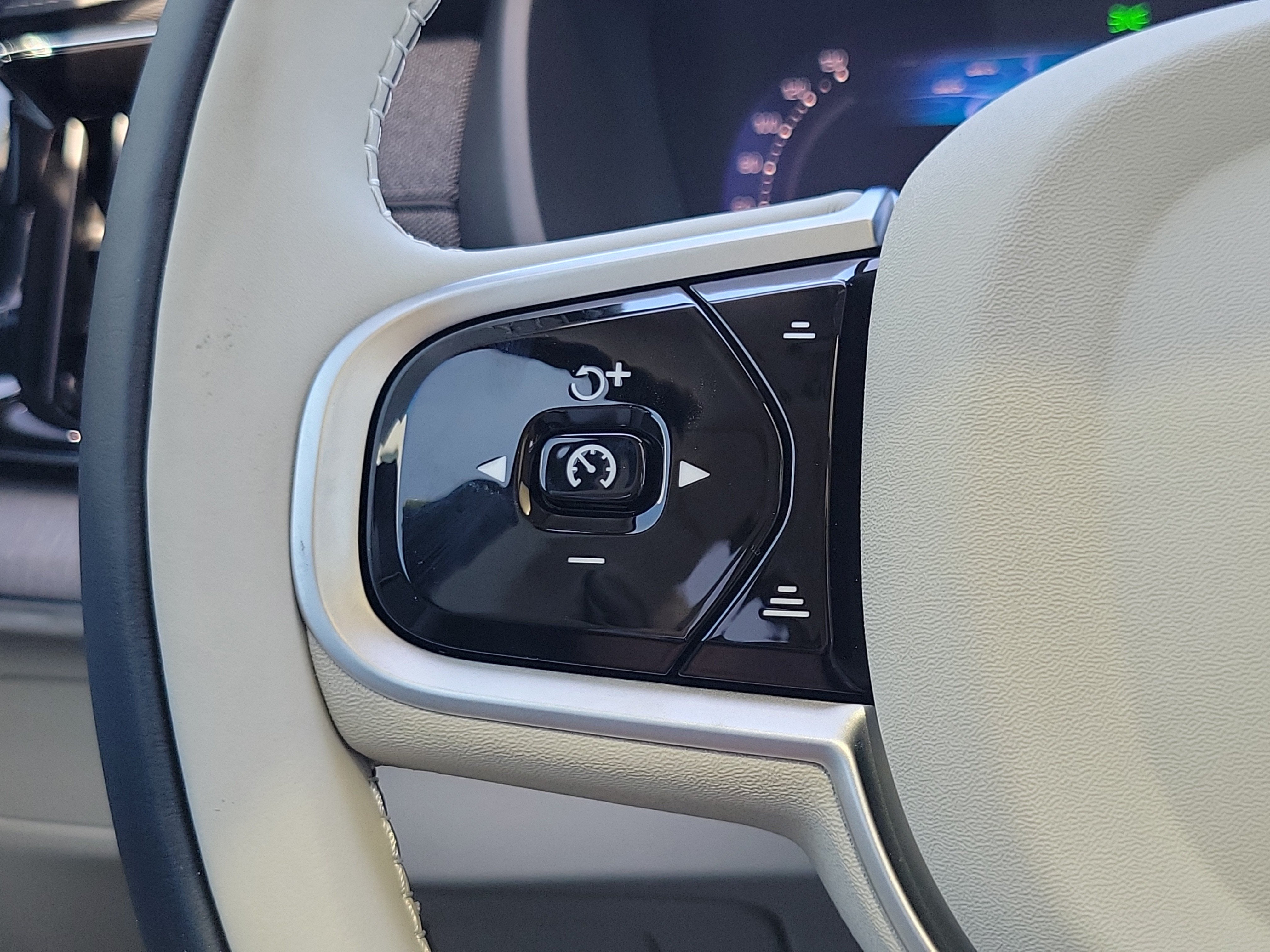 2026 Volvo XC90 Plug-In Hybrid Ultra Dark Theme