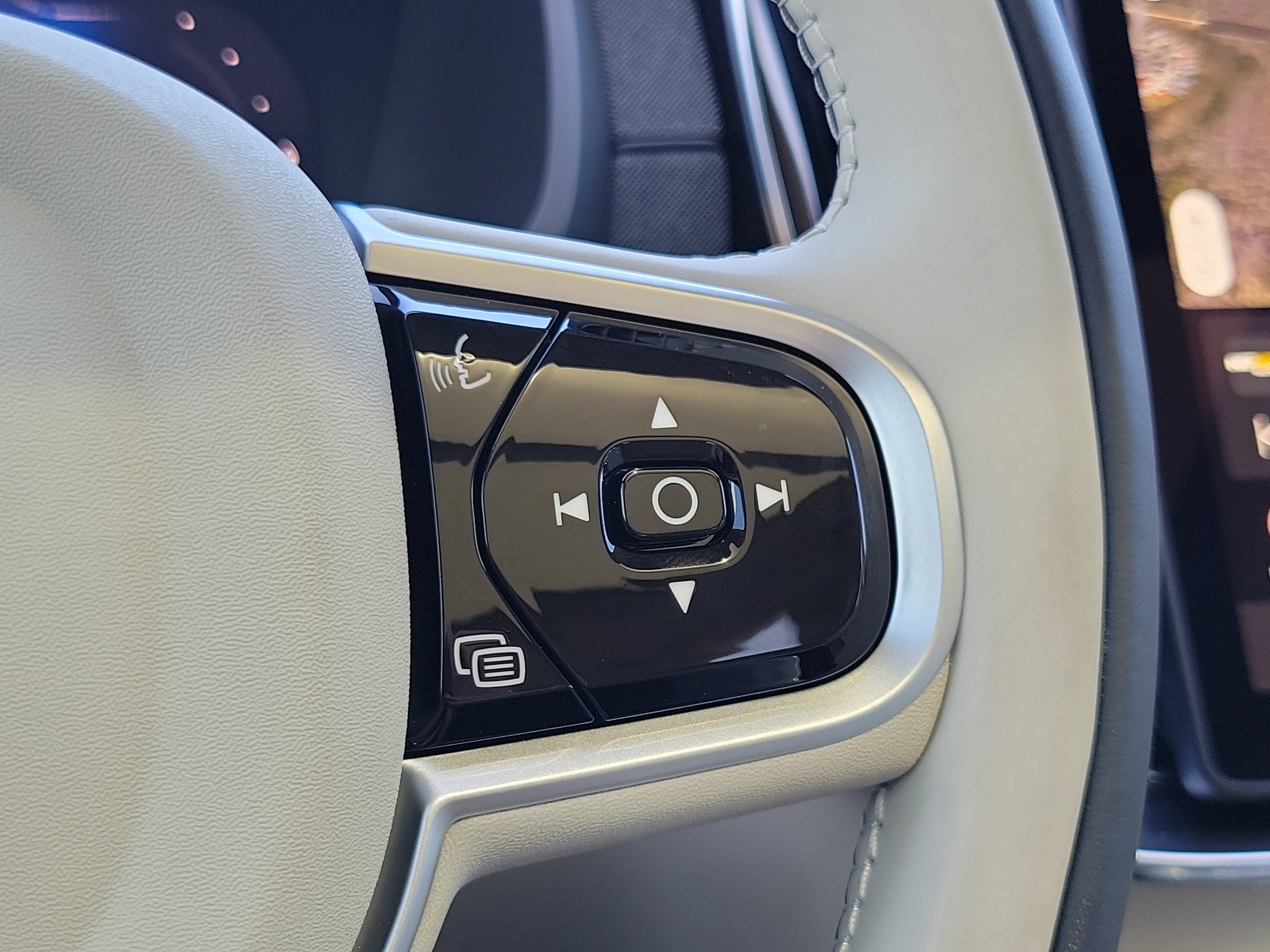 2026 Volvo XC90 Plug-In Hybrid Ultra Dark Theme