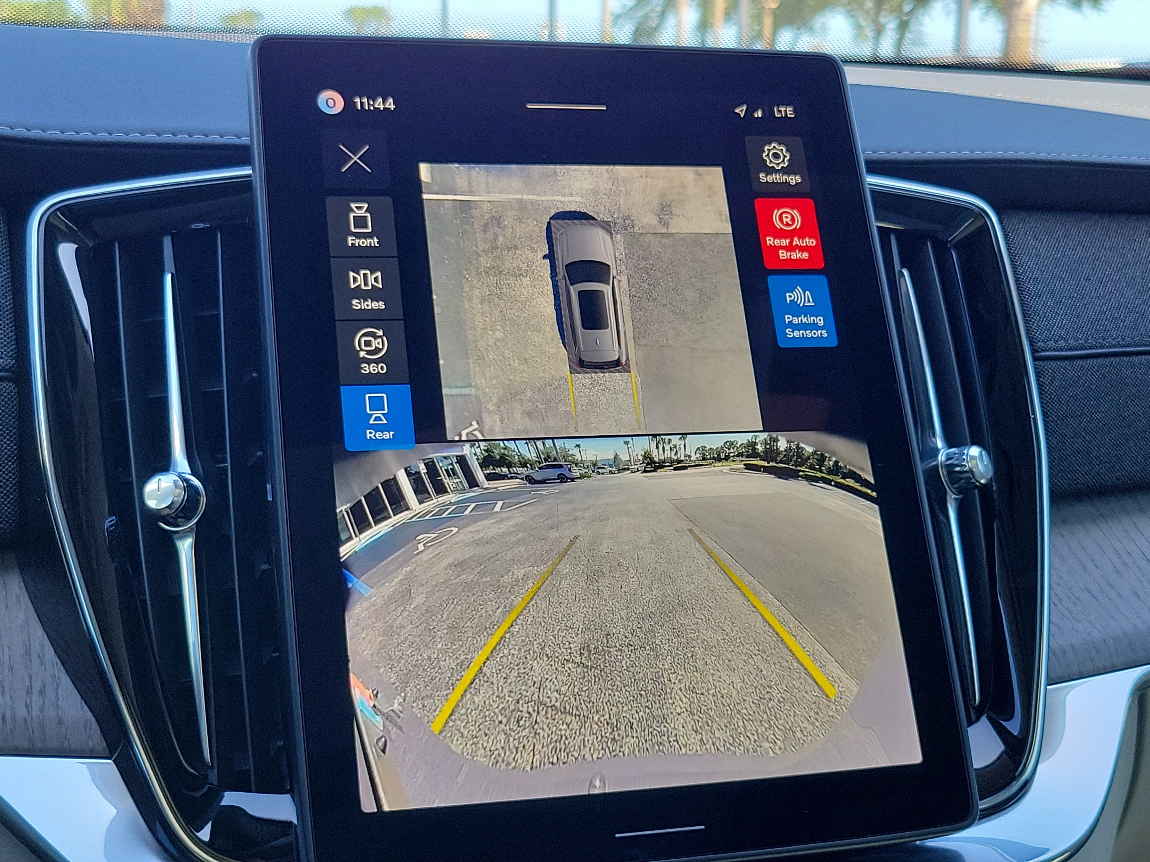 2026 Volvo XC90 Plug-In Hybrid Ultra Dark Theme