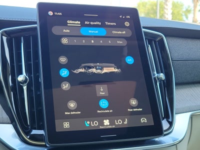 2026 Volvo XC90 Plug-In Hybrid Ultra Dark Theme