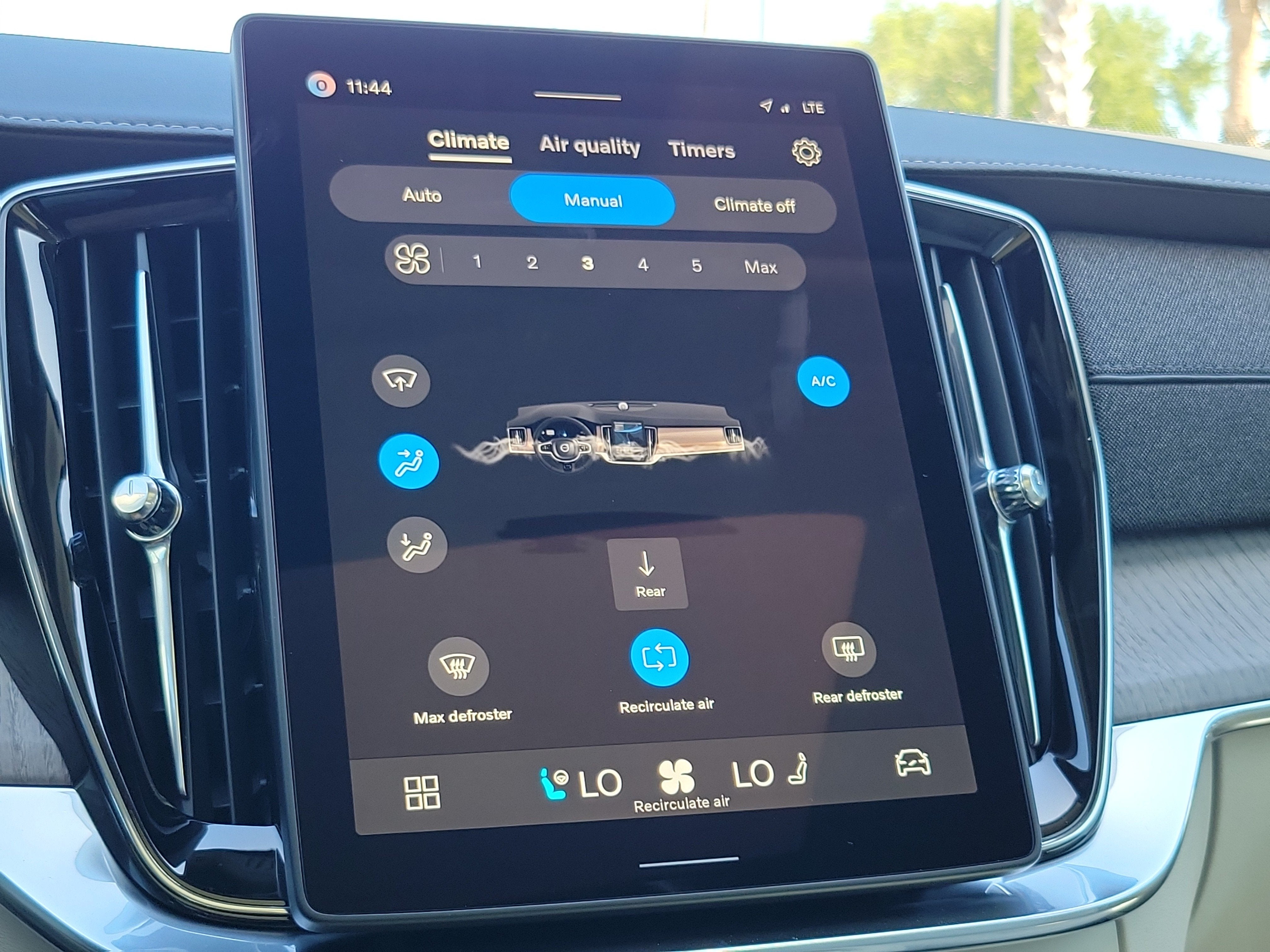 2026 Volvo XC90 Plug-In Hybrid Ultra Dark Theme