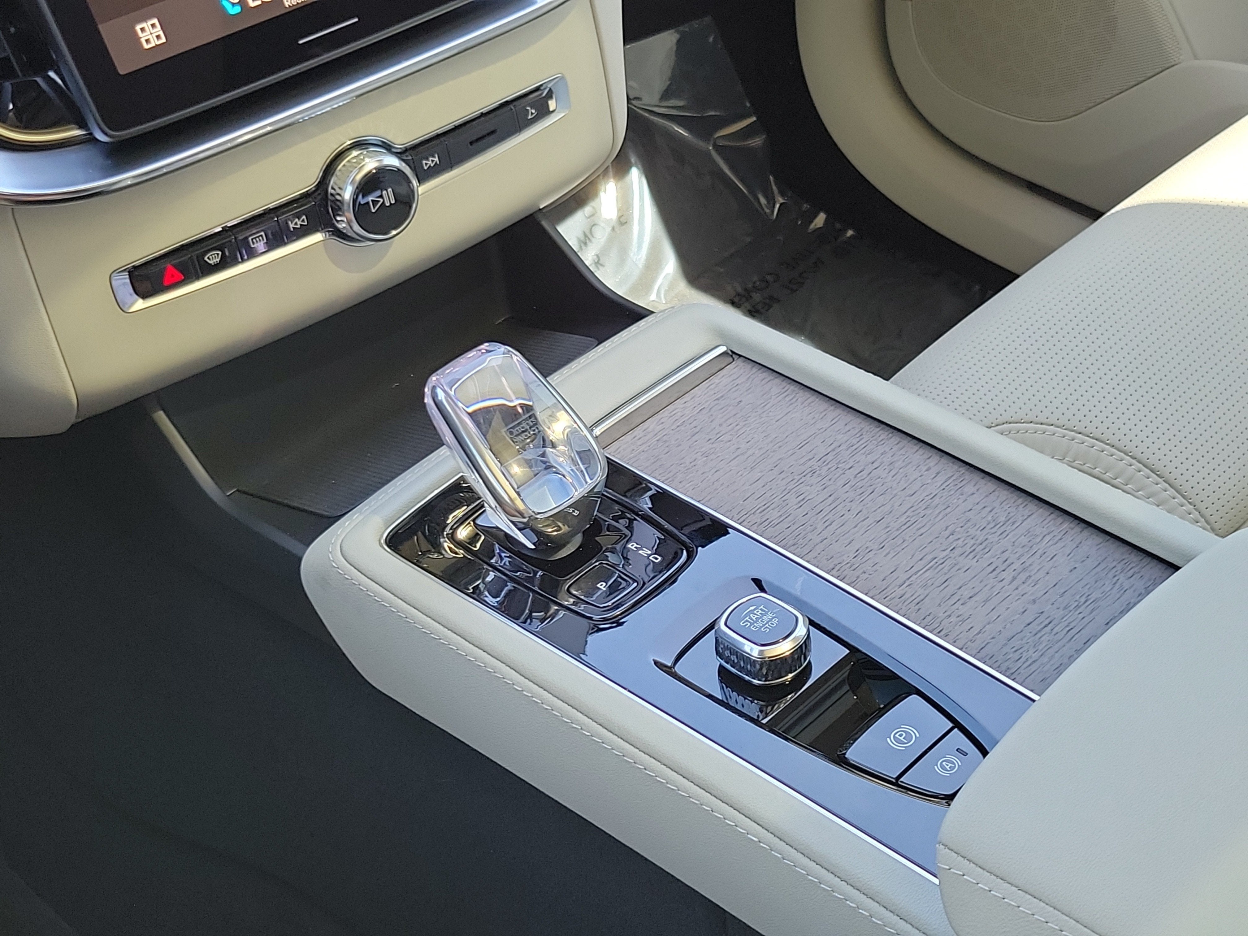 2026 Volvo XC90 Plug-In Hybrid Ultra Dark Theme