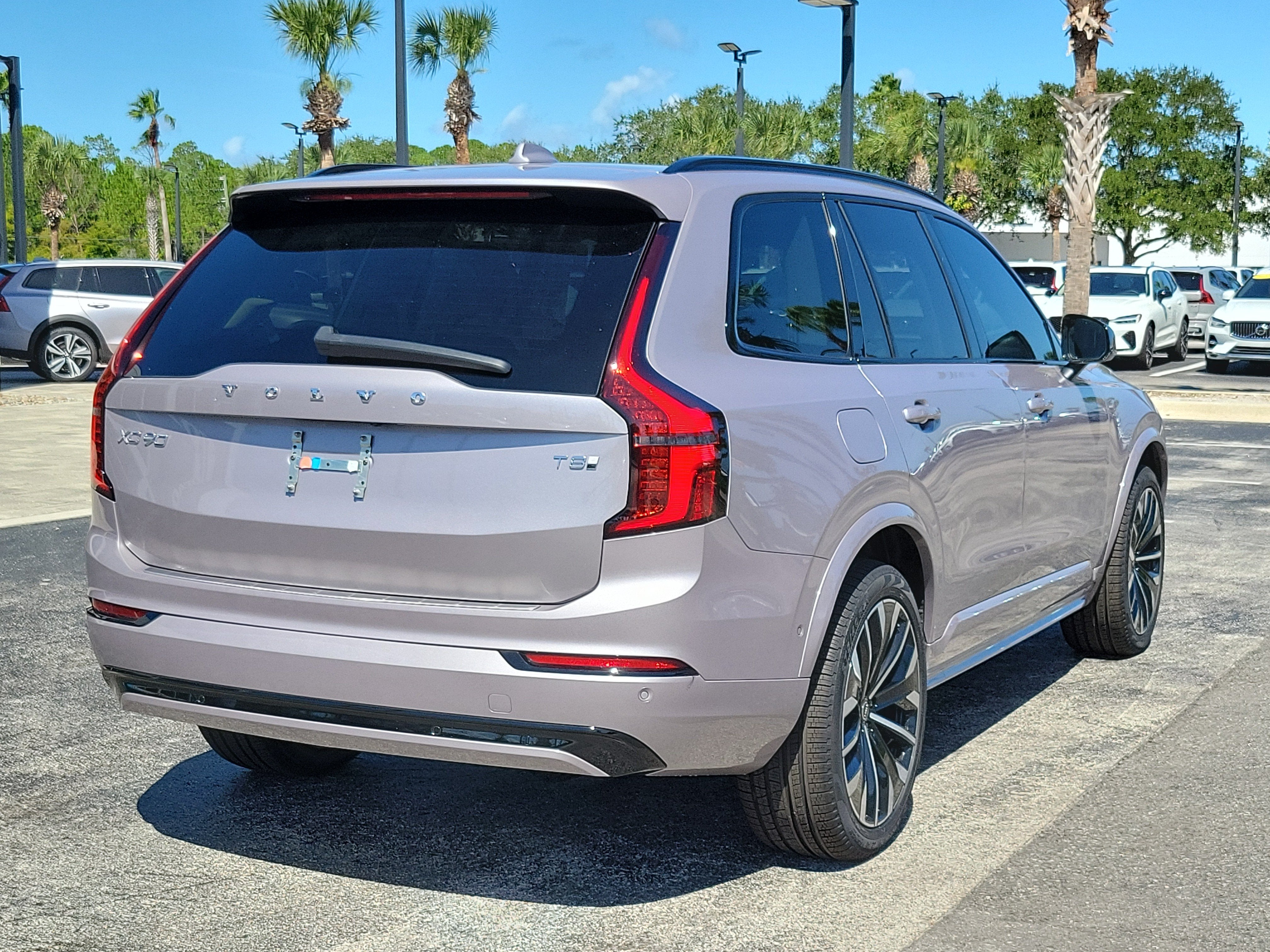 2026 Volvo XC90 Plug-In Hybrid Ultra Dark Theme