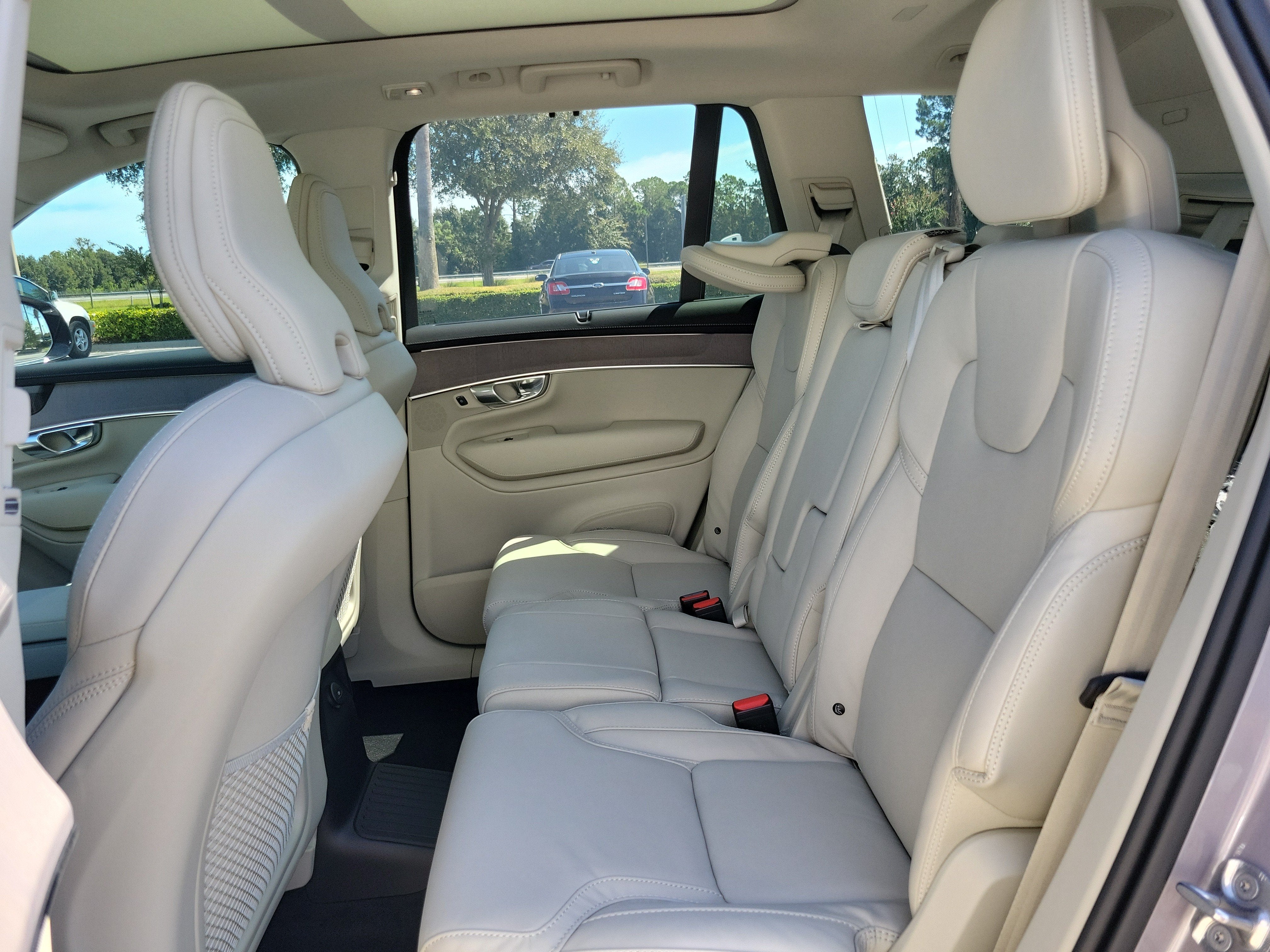 2026 Volvo XC90 Plug-In Hybrid Ultra Dark Theme