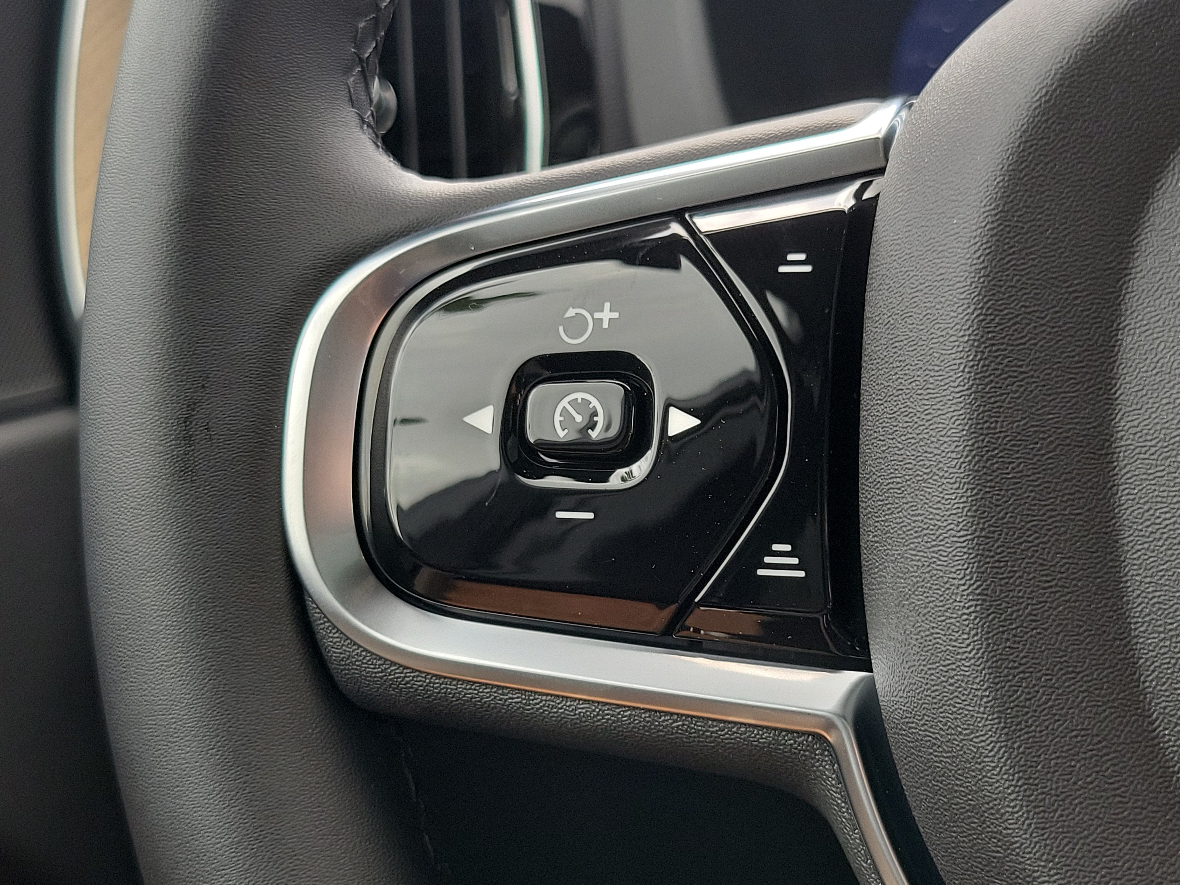 2026 Volvo XC60 Plug-In Hybrid Plus