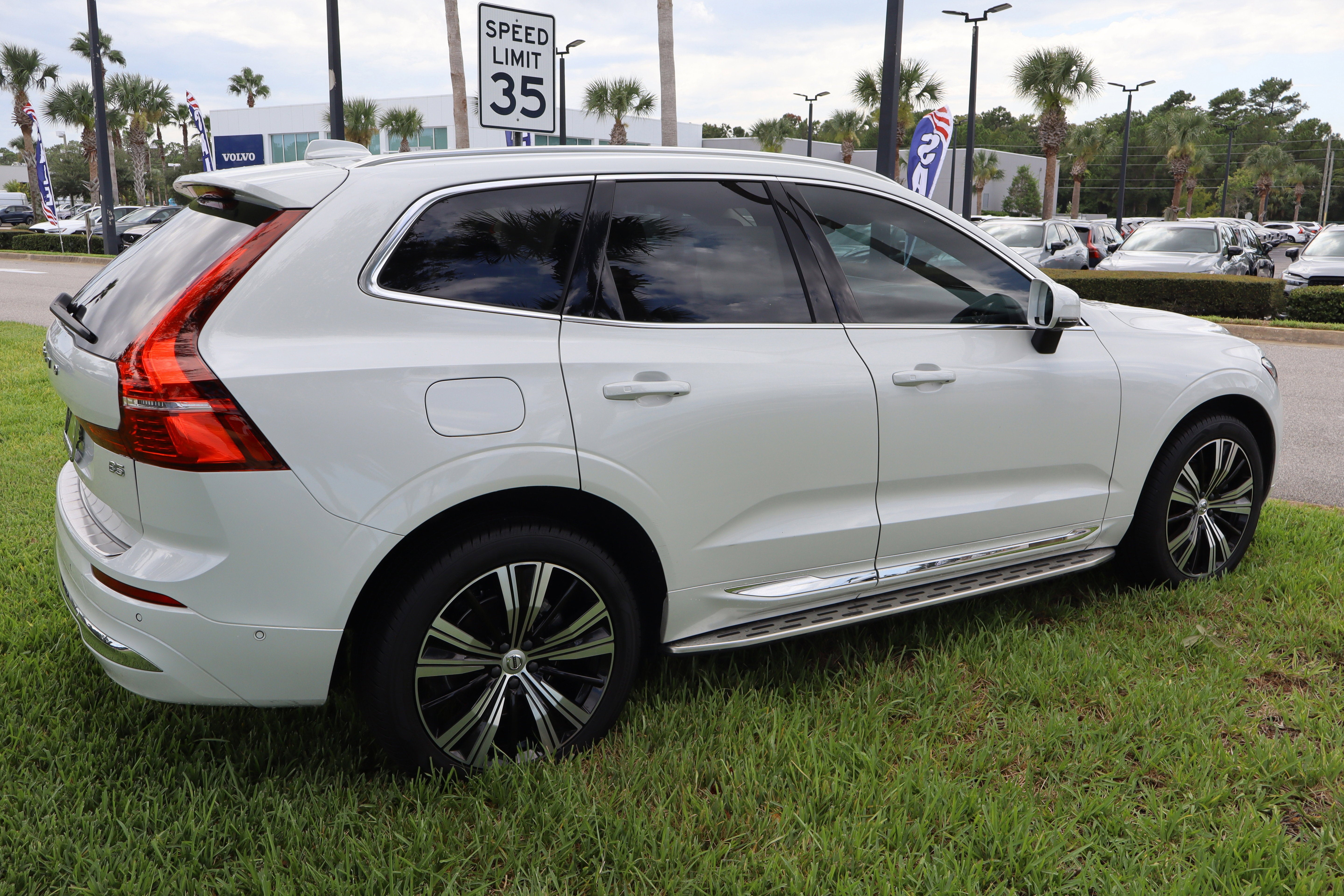 2023 Volvo XC60 Plus Bright Theme