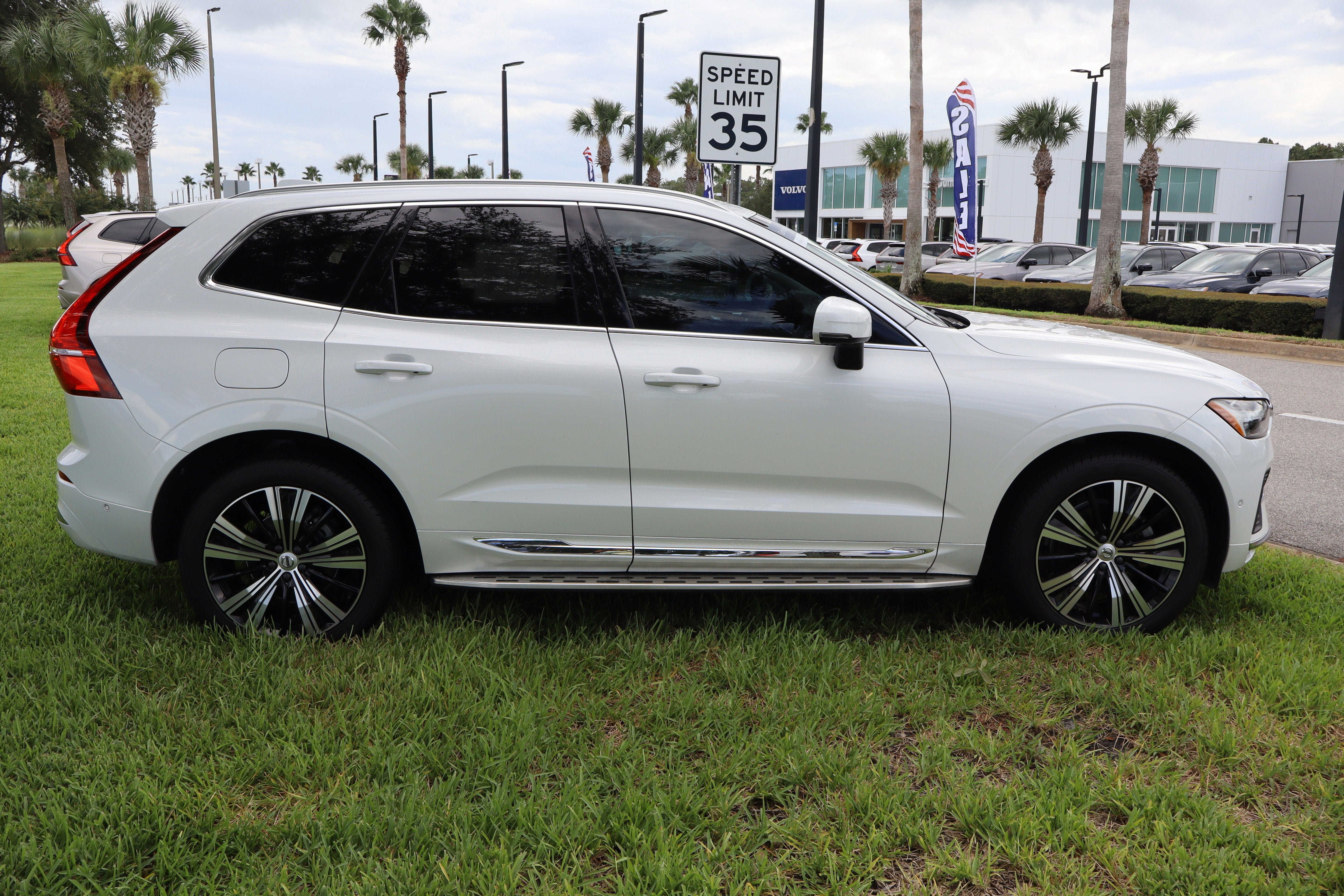 2023 Volvo XC60 Plus Bright Theme