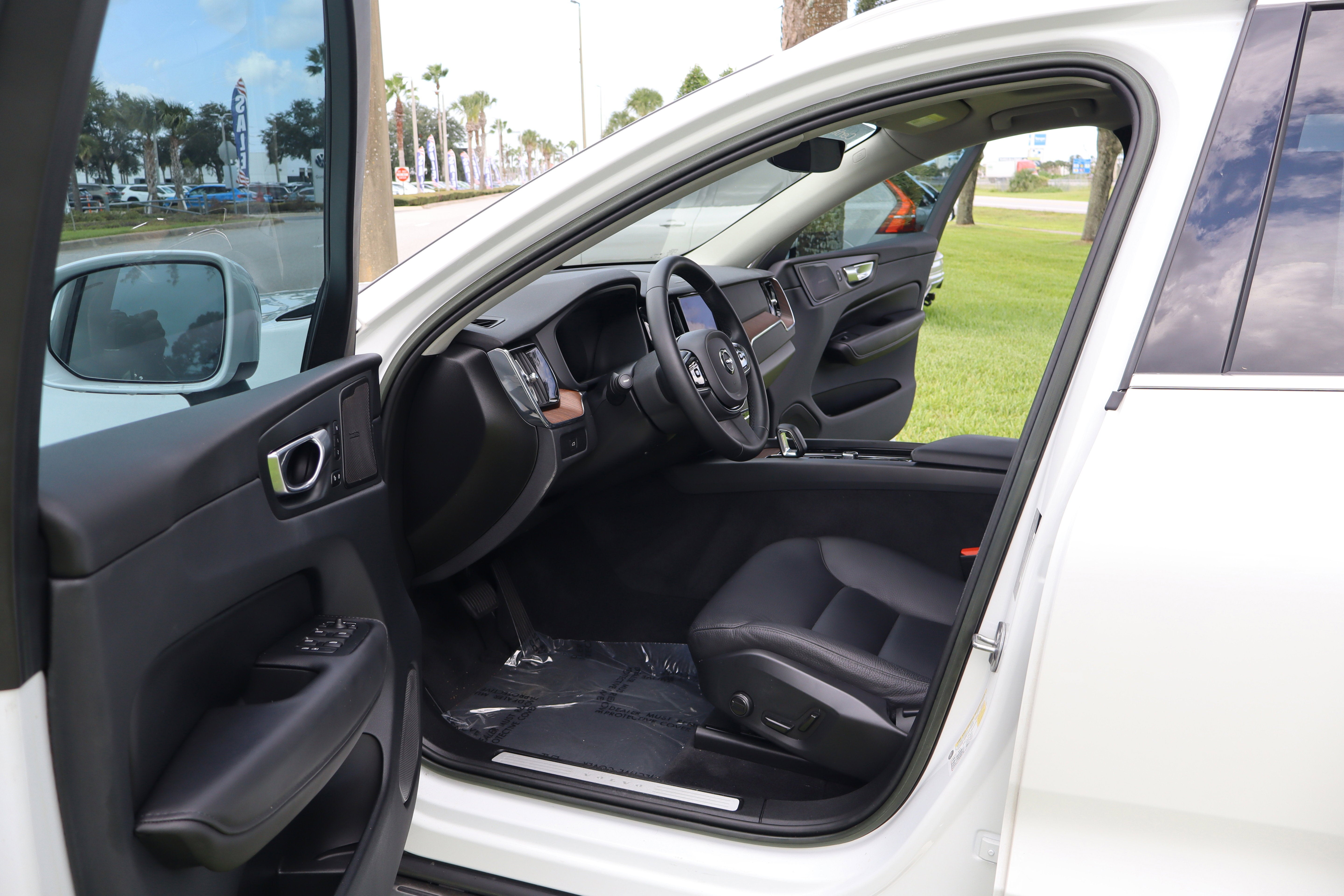 2023 Volvo XC60 Plus Bright Theme