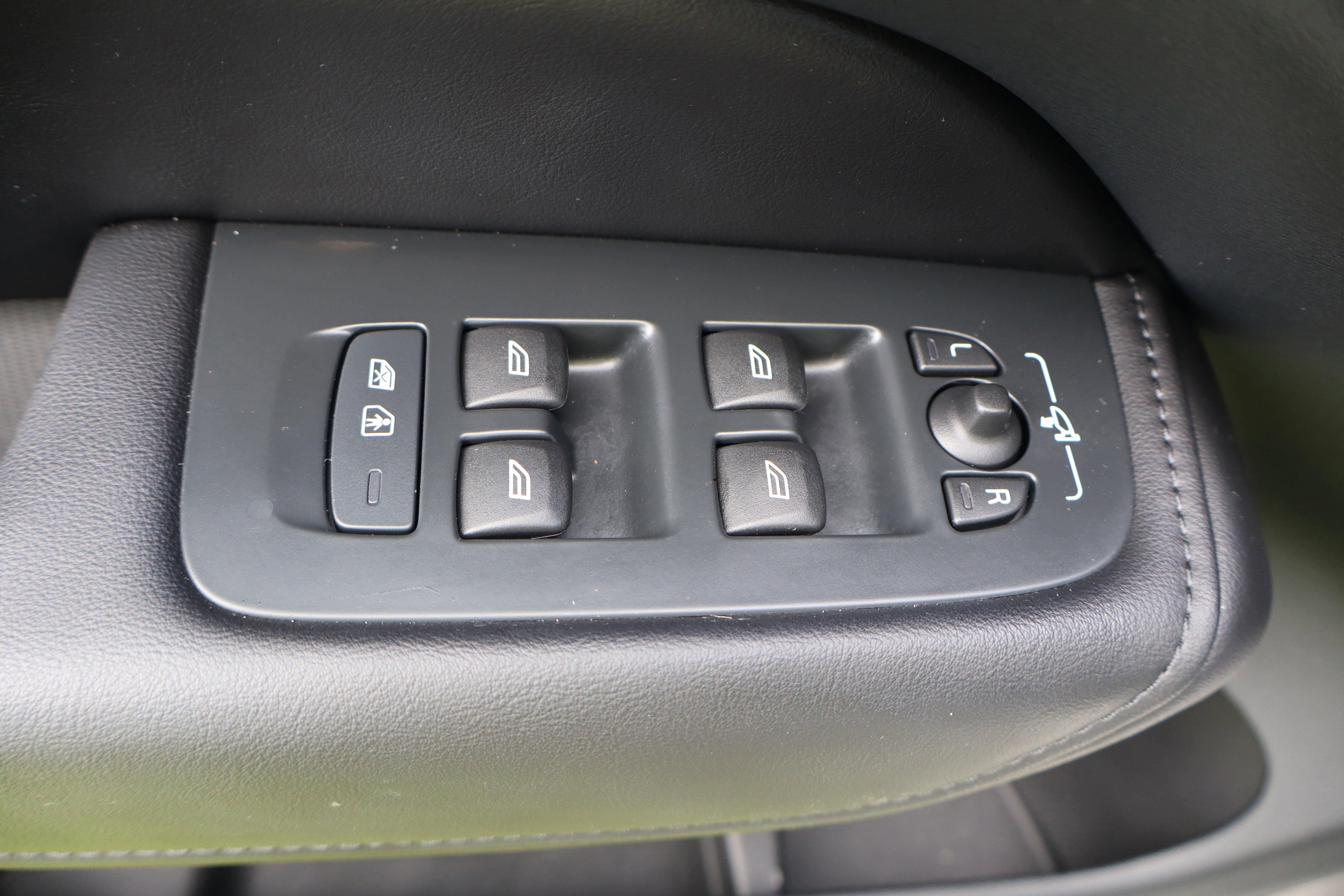 2023 Volvo XC60 Plus Bright Theme