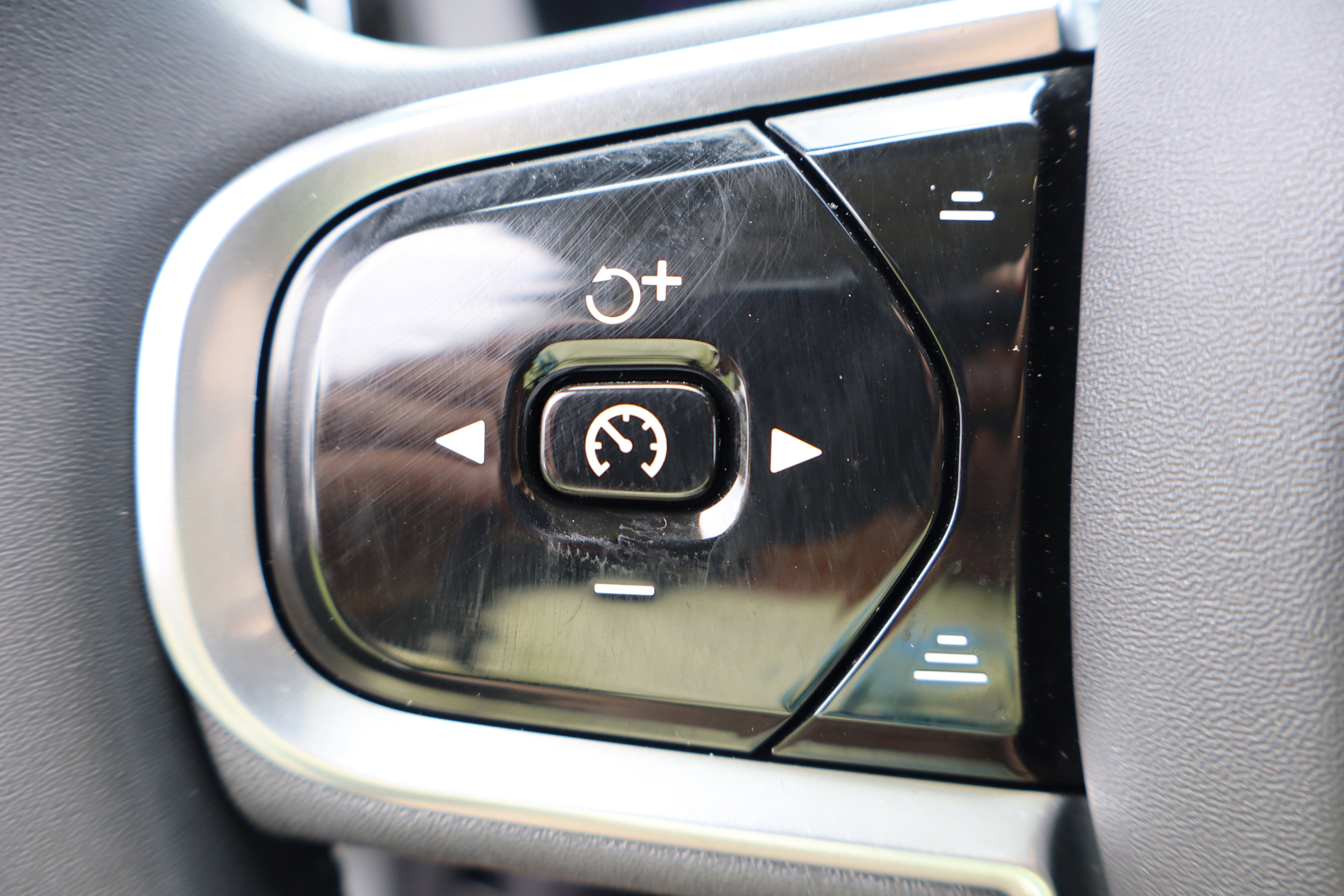 2023 Volvo XC60 Plus Bright Theme