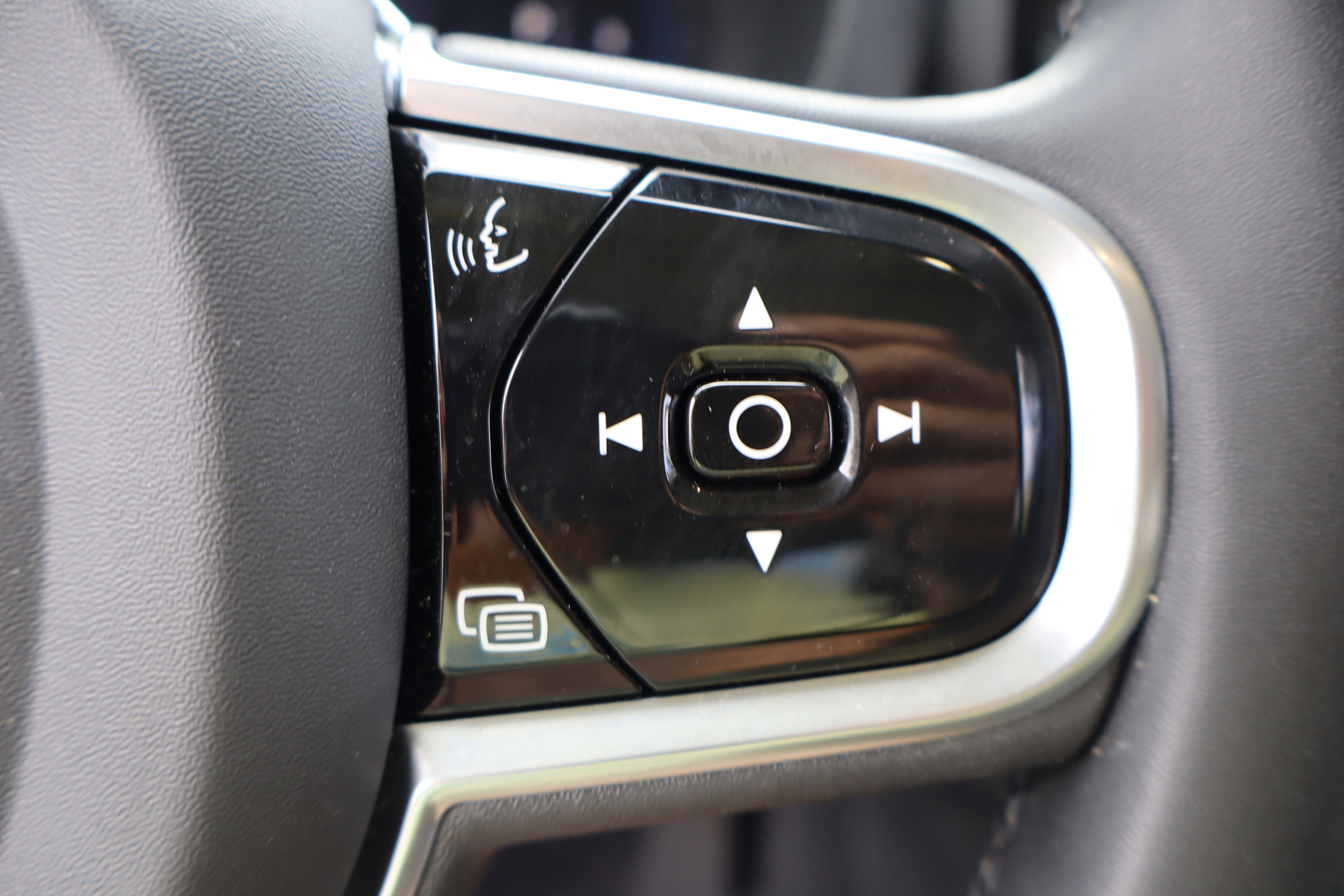 2023 Volvo XC60 Plus Bright Theme