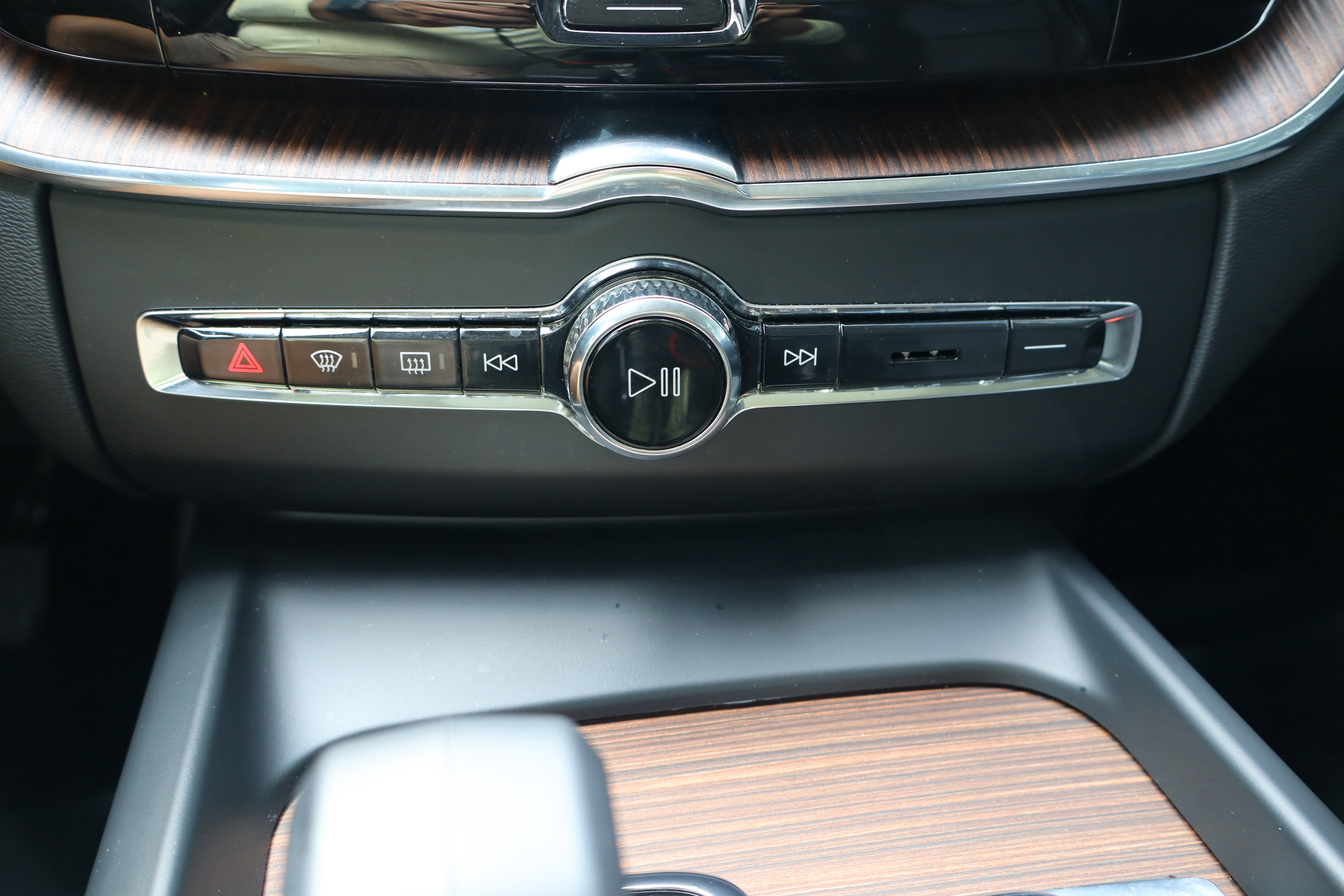 2023 Volvo XC60 Plus Bright Theme