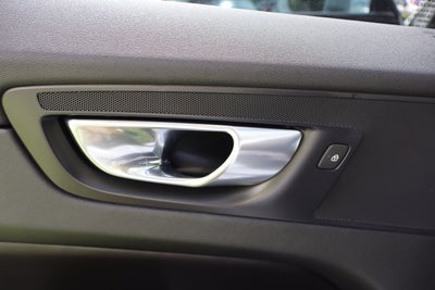 2023 Volvo XC60 Plus Bright Theme