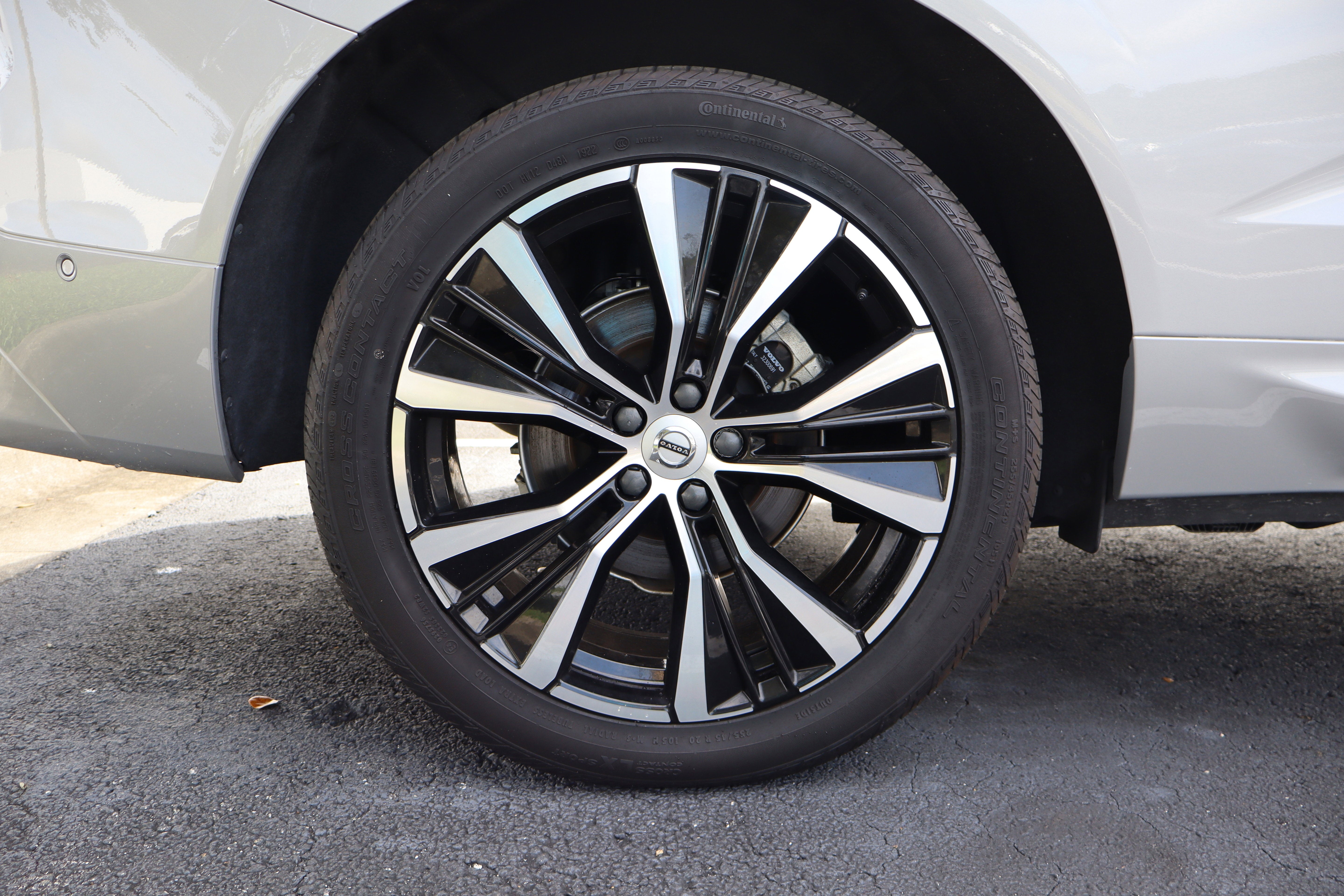 2023 Volvo XC60 Plus Dark Theme