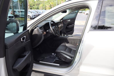 2023 Volvo XC60 Plus Dark Theme