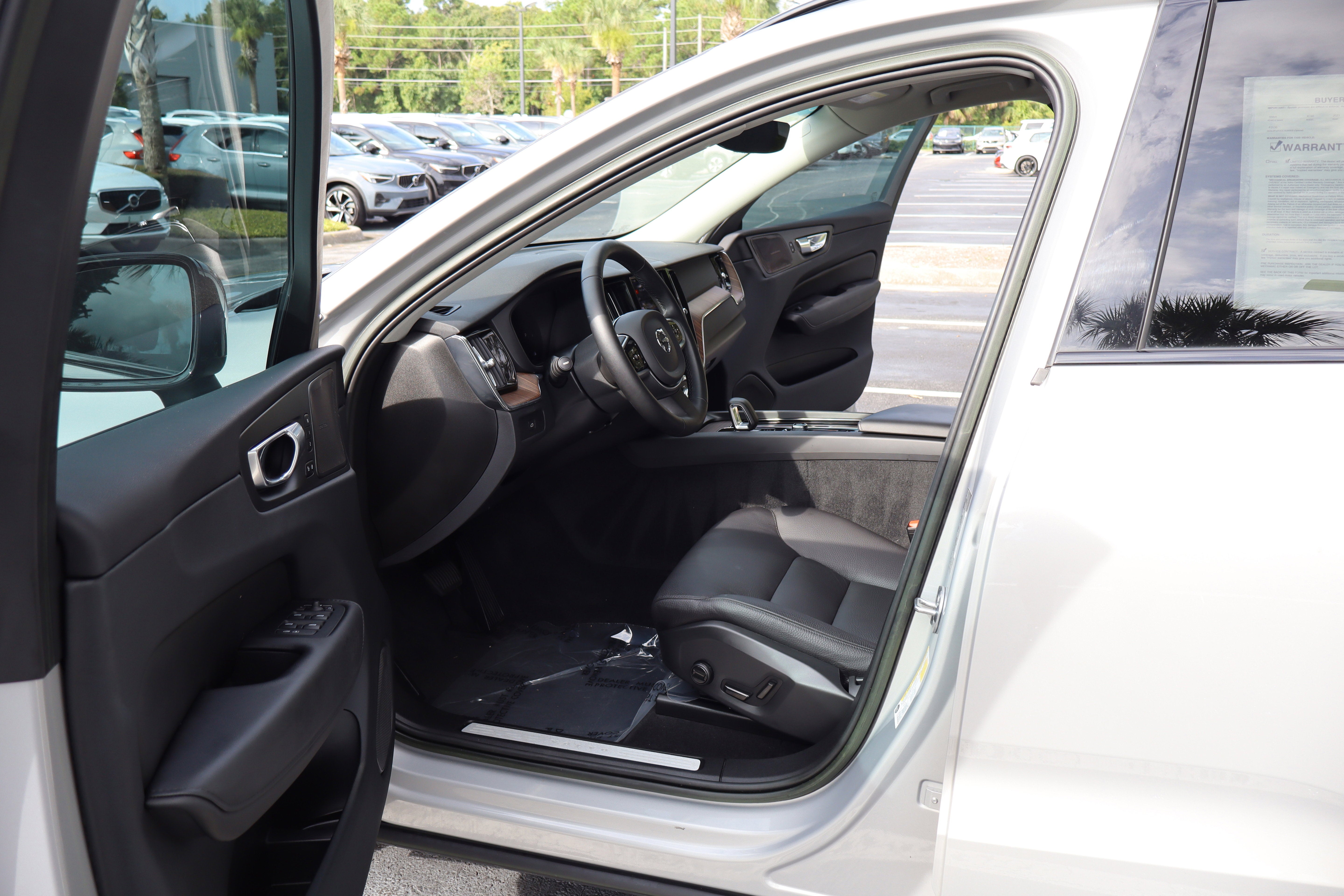 2023 Volvo XC60 Plus Dark Theme