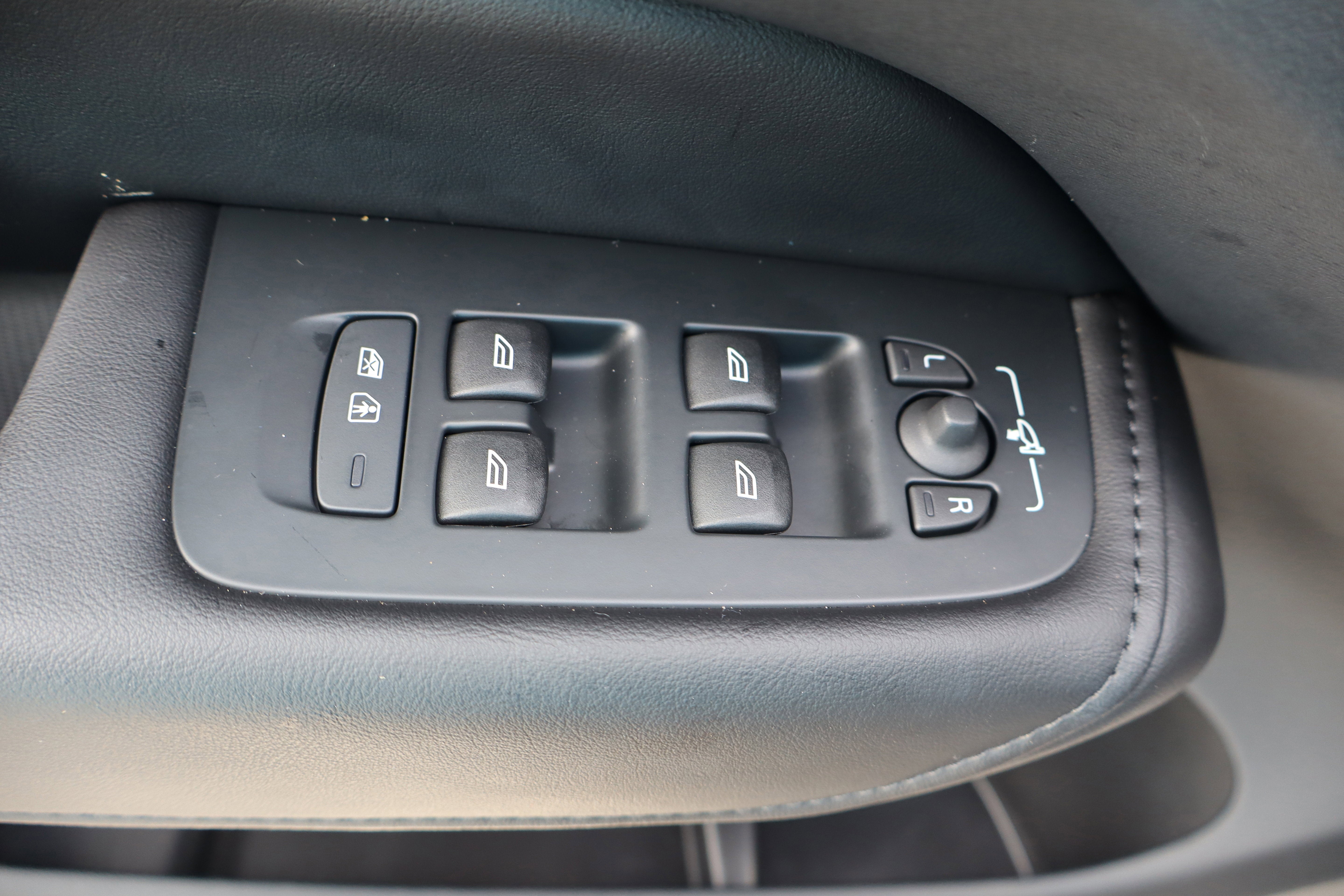 2023 Volvo XC60 Plus Dark Theme