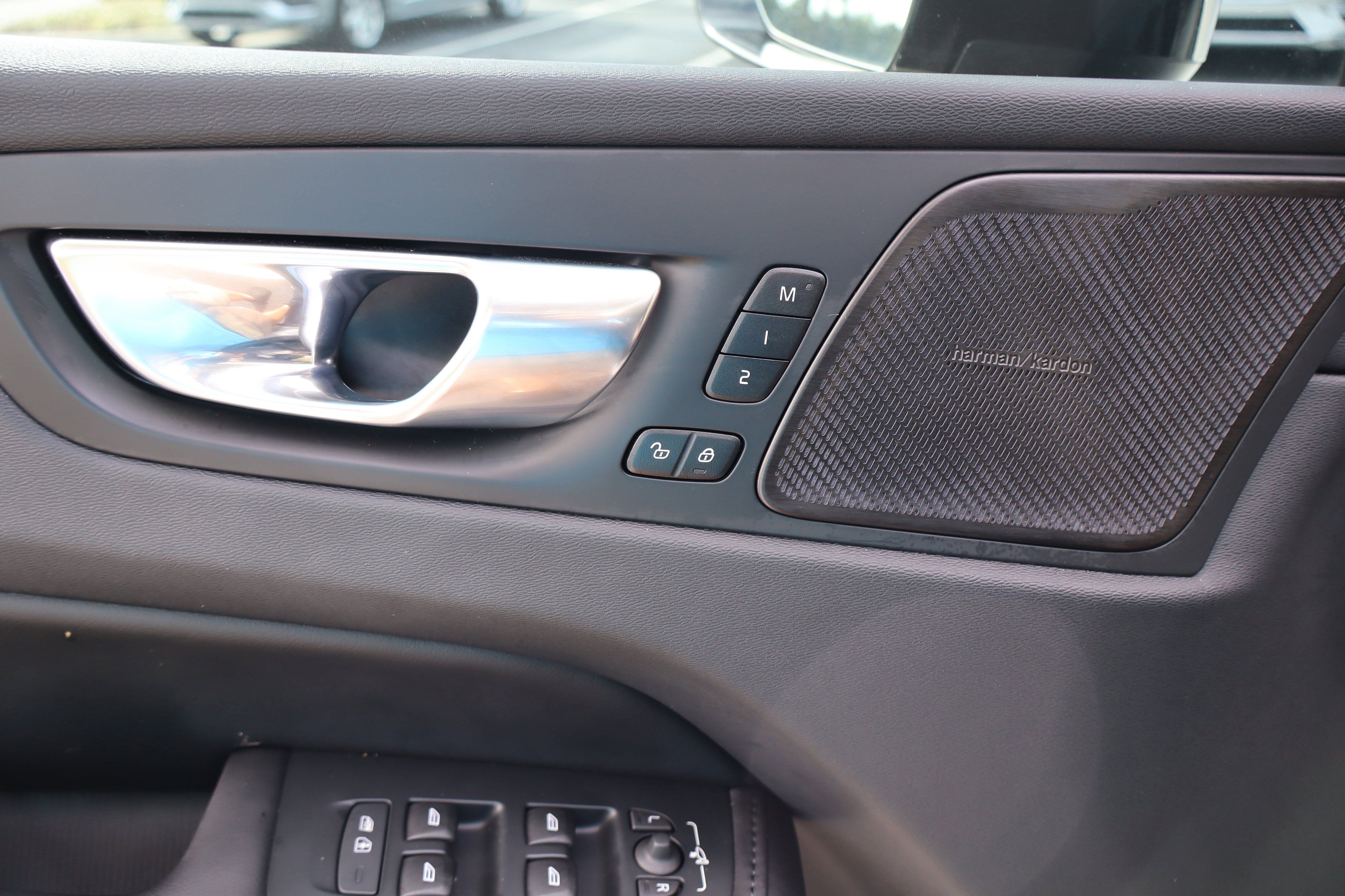 2023 Volvo XC60 Plus Dark Theme