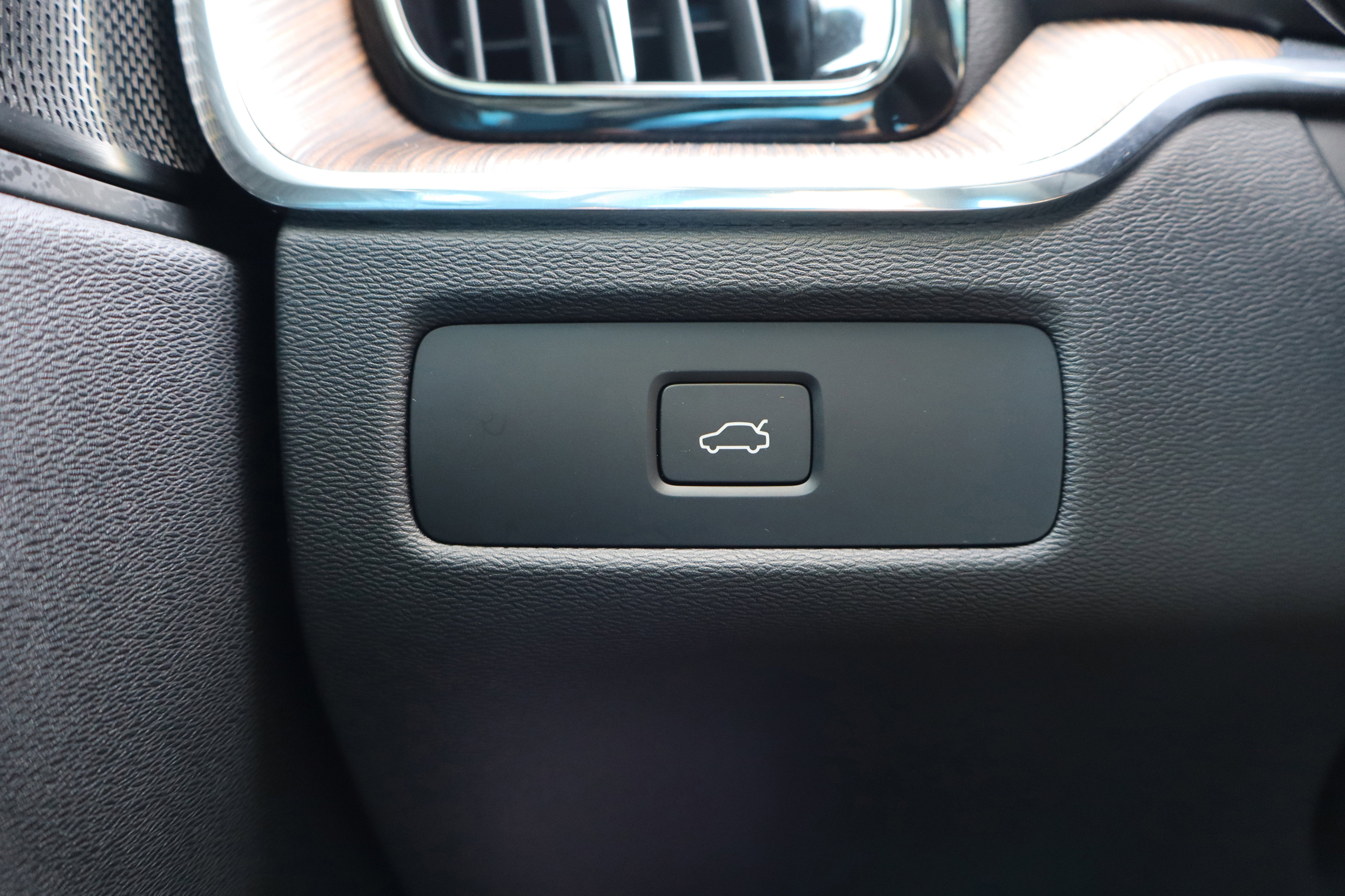 2023 Volvo XC60 Plus Dark Theme