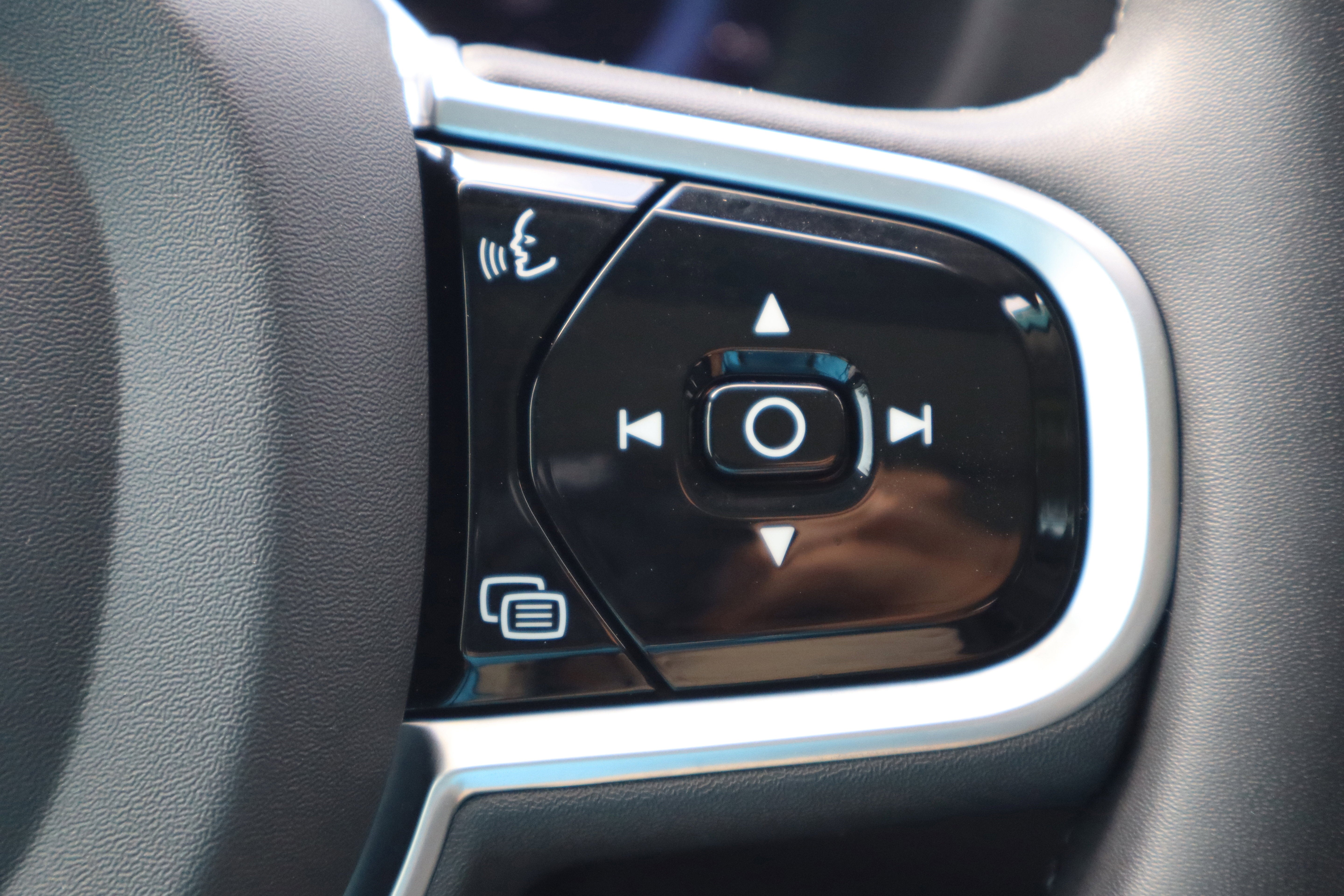 2023 Volvo XC60 Plus Dark Theme