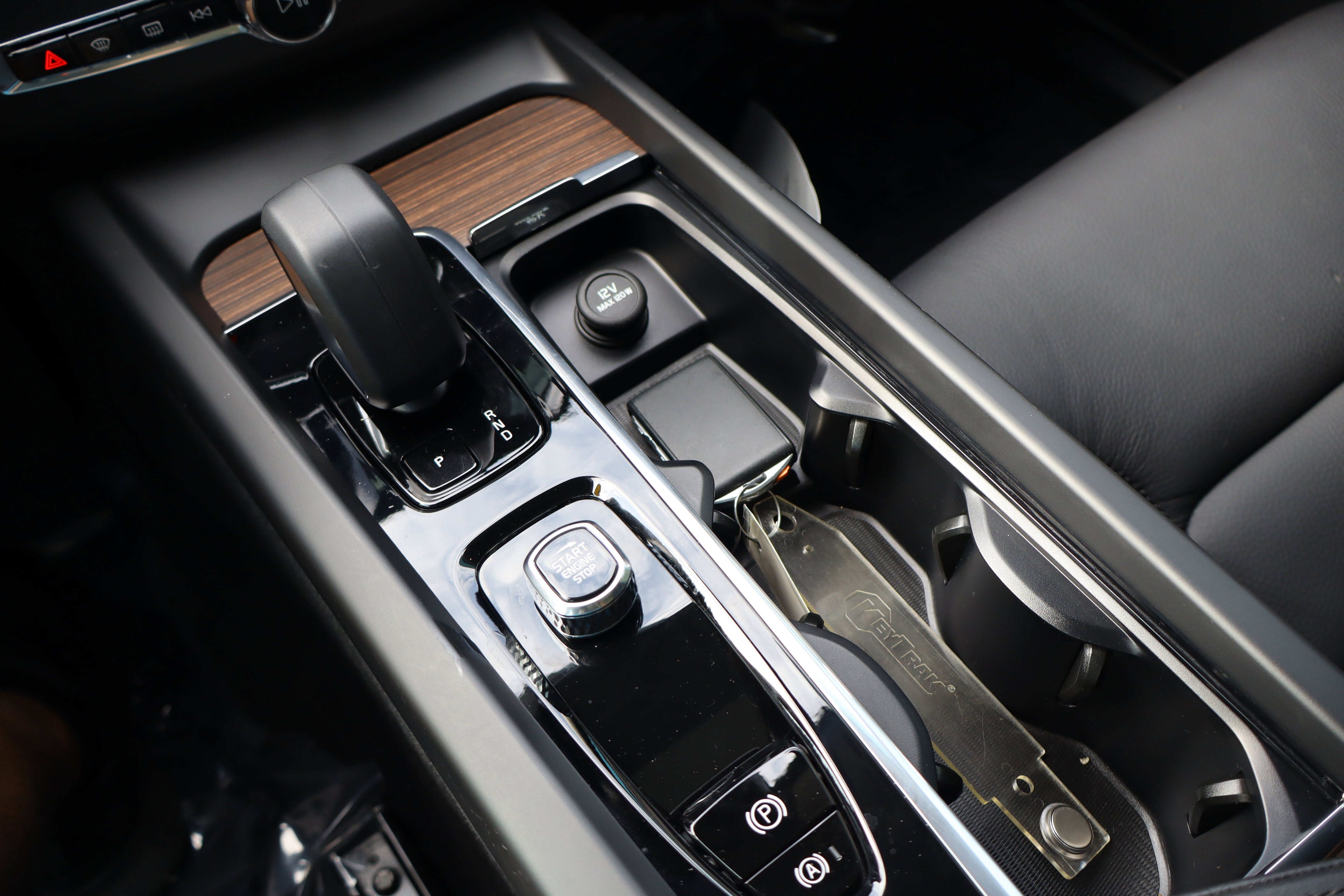 2023 Volvo XC60 Plus Dark Theme