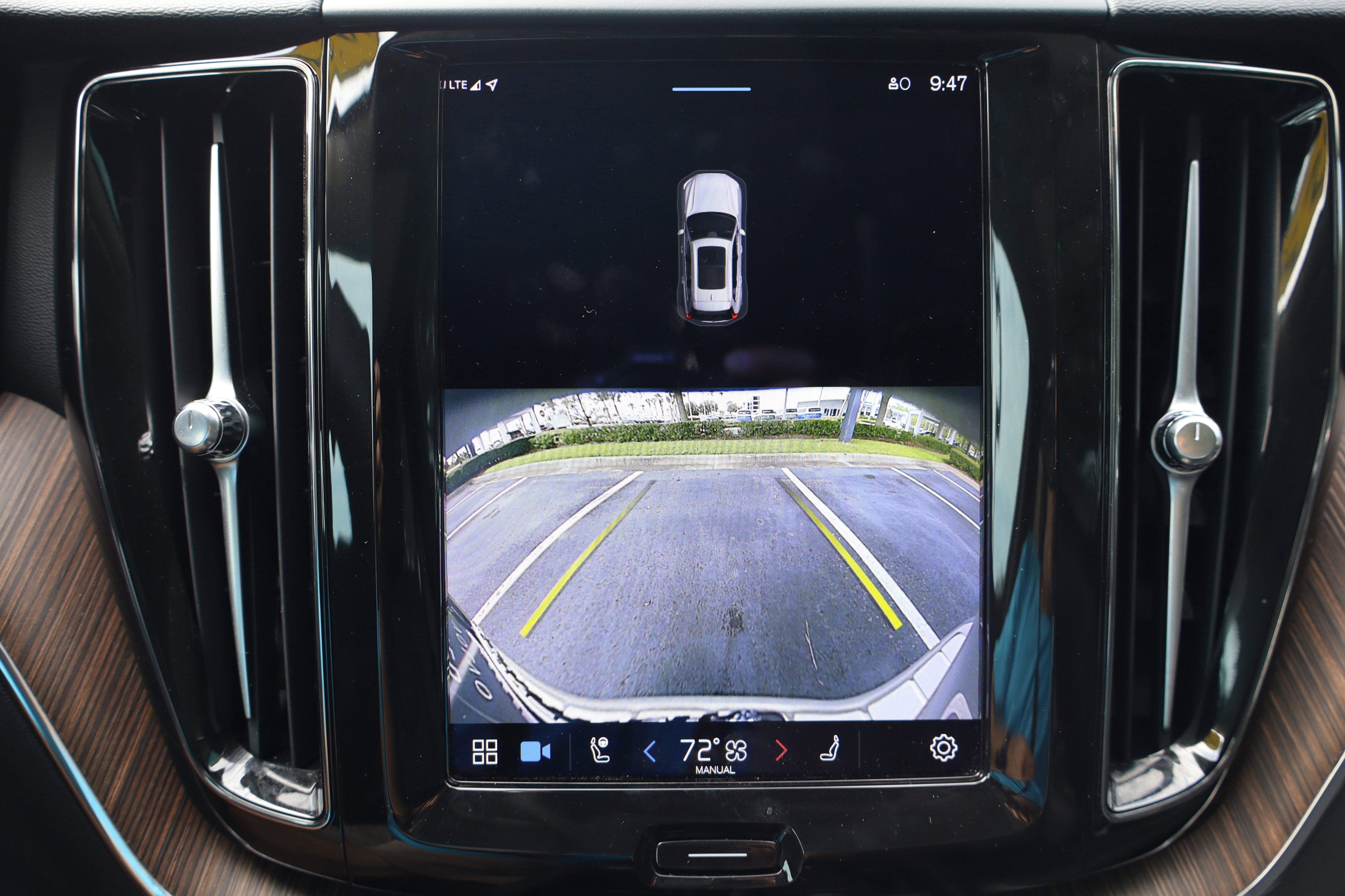 2023 Volvo XC60 Plus Dark Theme