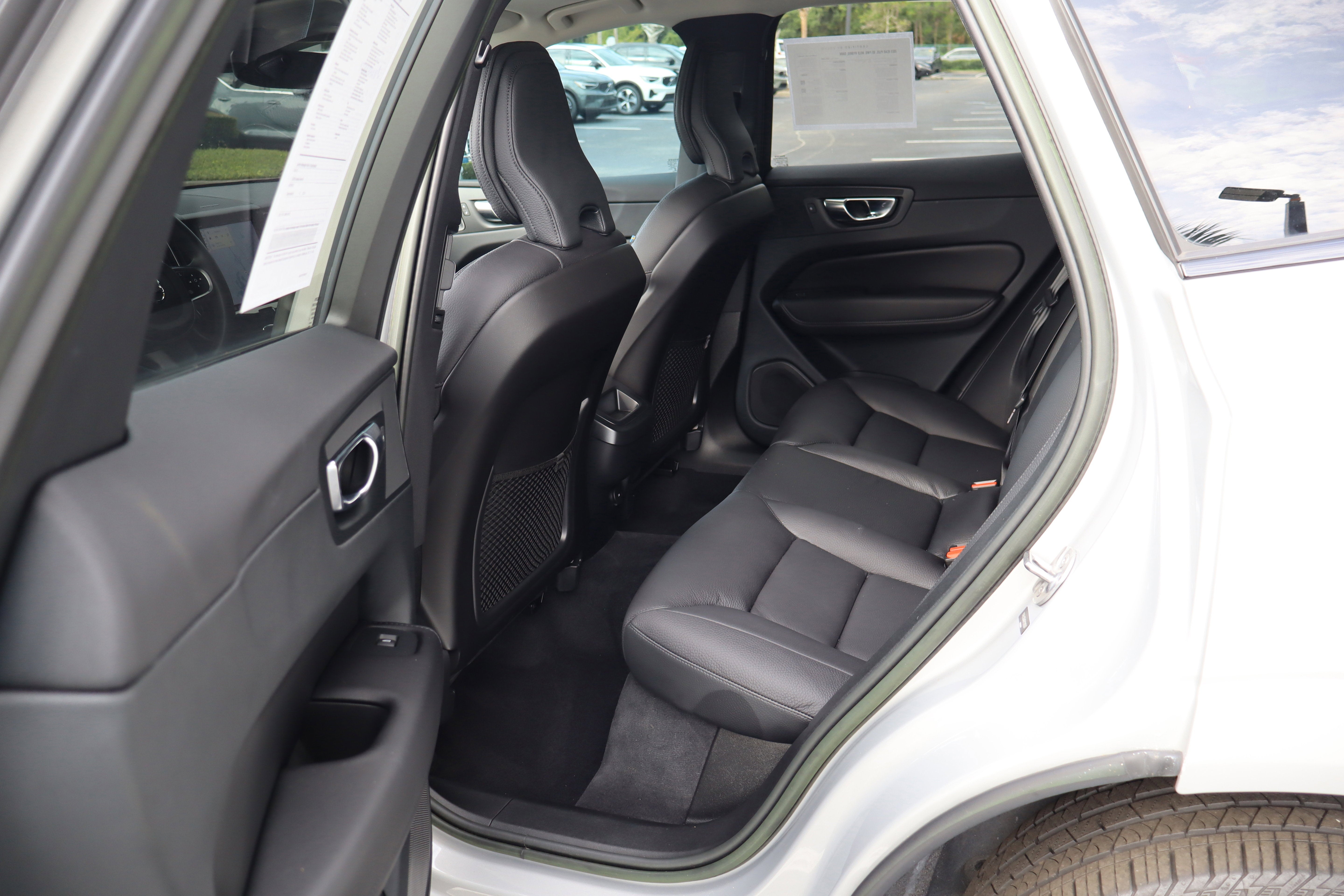 2023 Volvo XC60 Plus Dark Theme