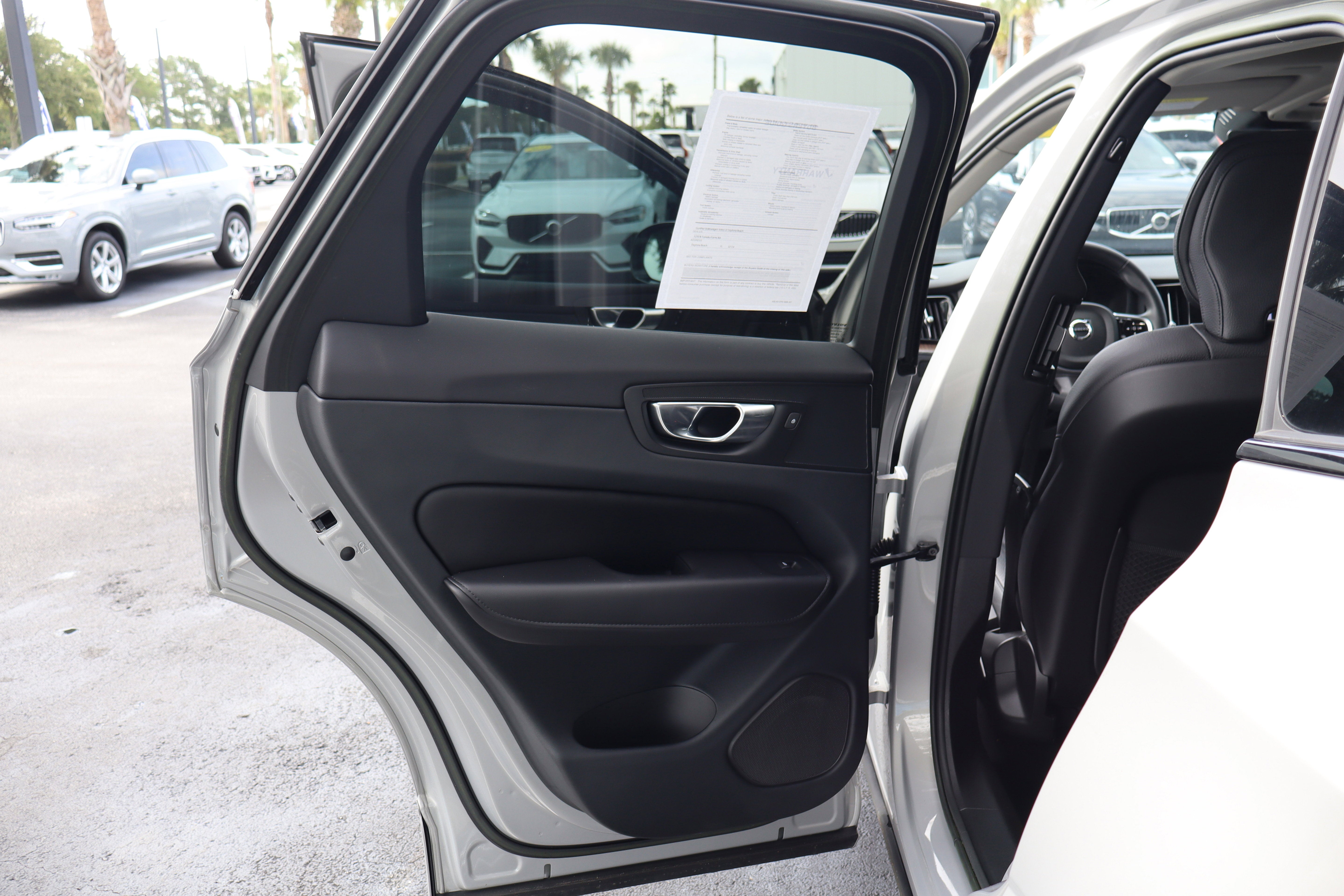 2023 Volvo XC60 Plus Dark Theme