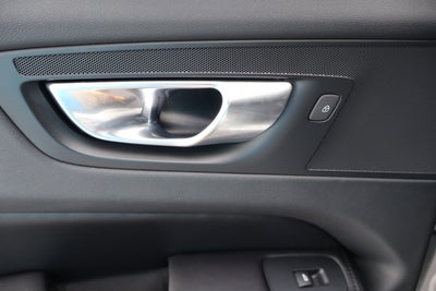 2023 Volvo XC60 Plus Dark Theme