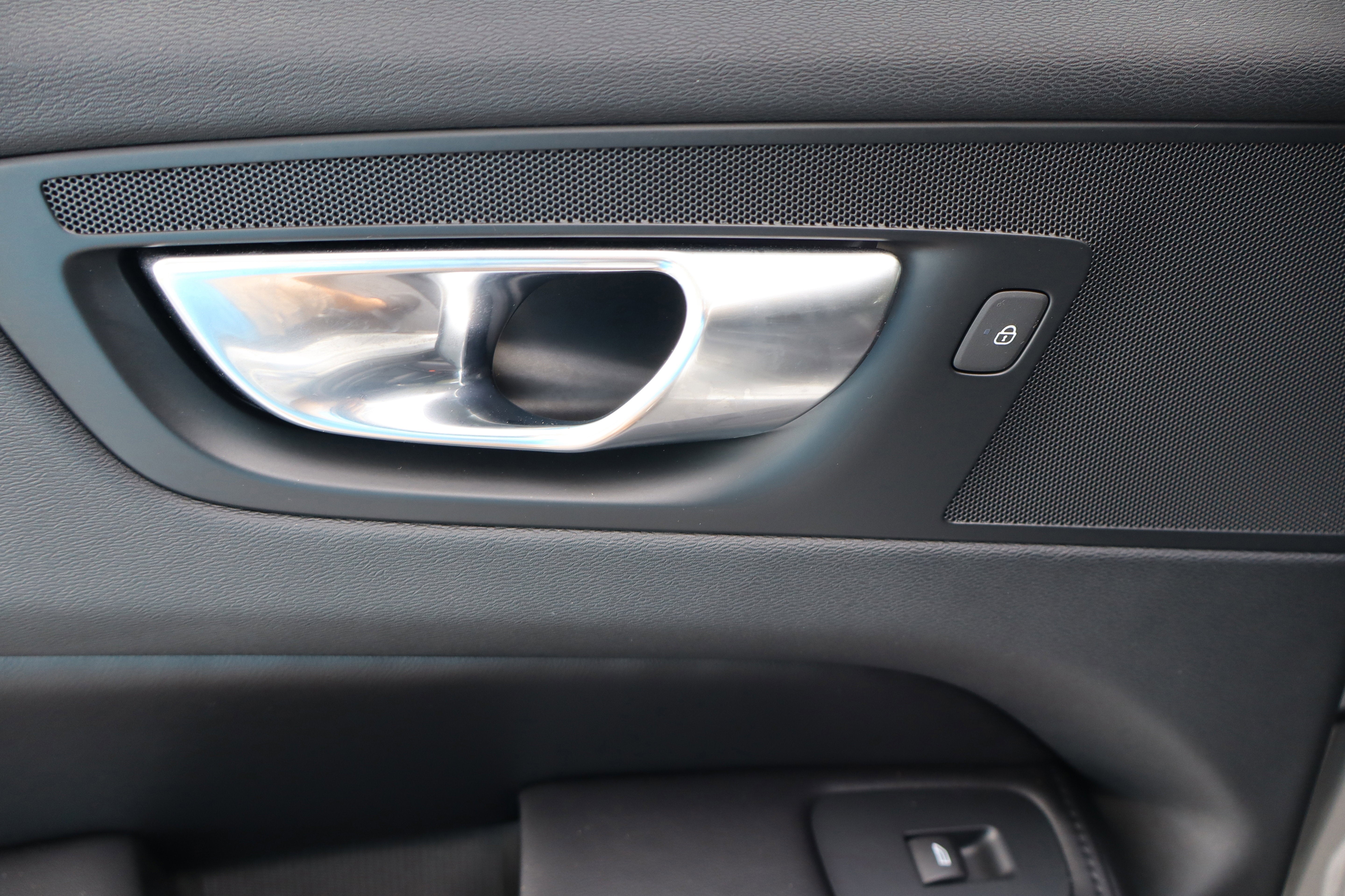 2023 Volvo XC60 Plus Dark Theme