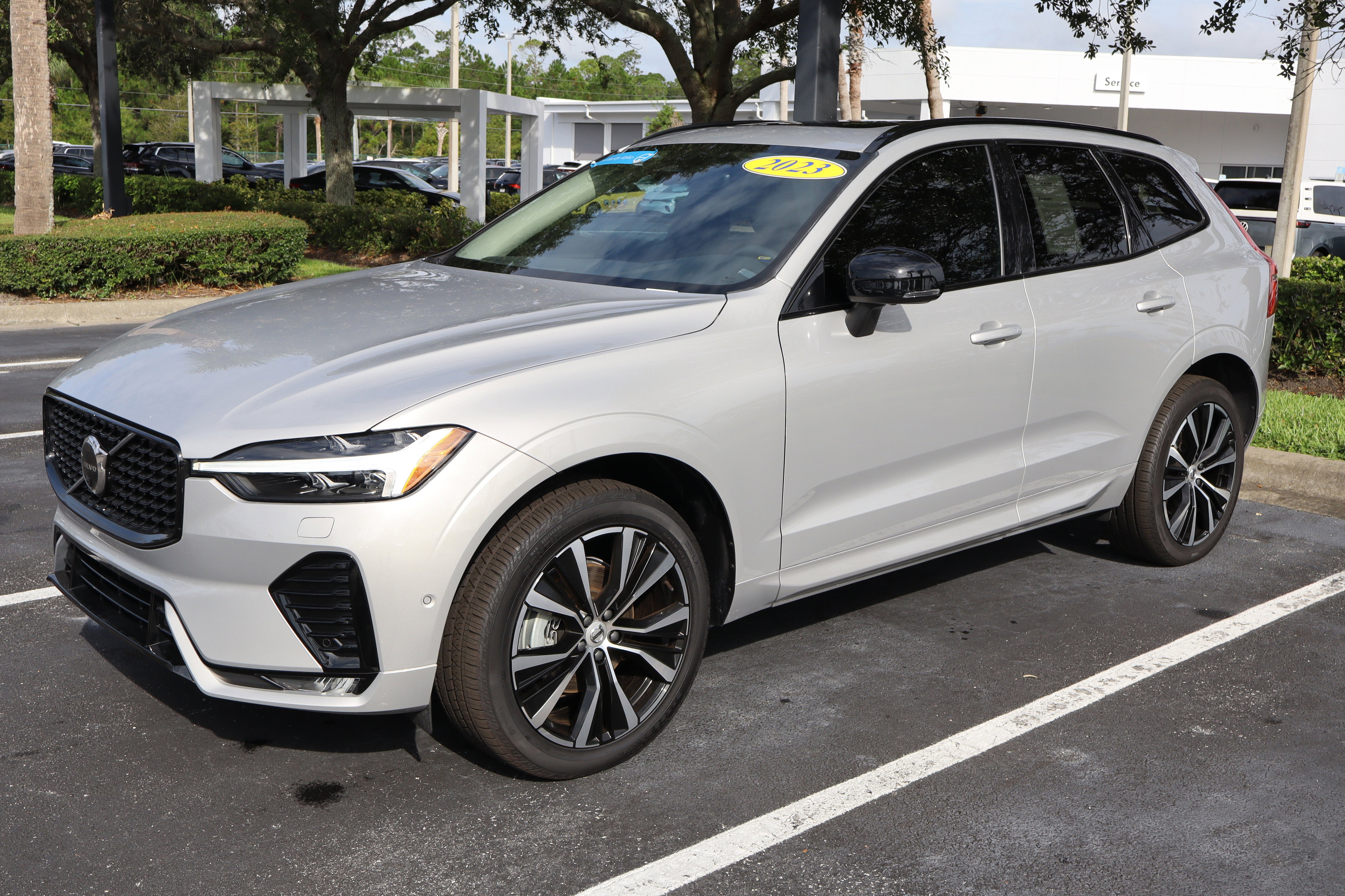 2023 Volvo XC60 Plus Dark Theme